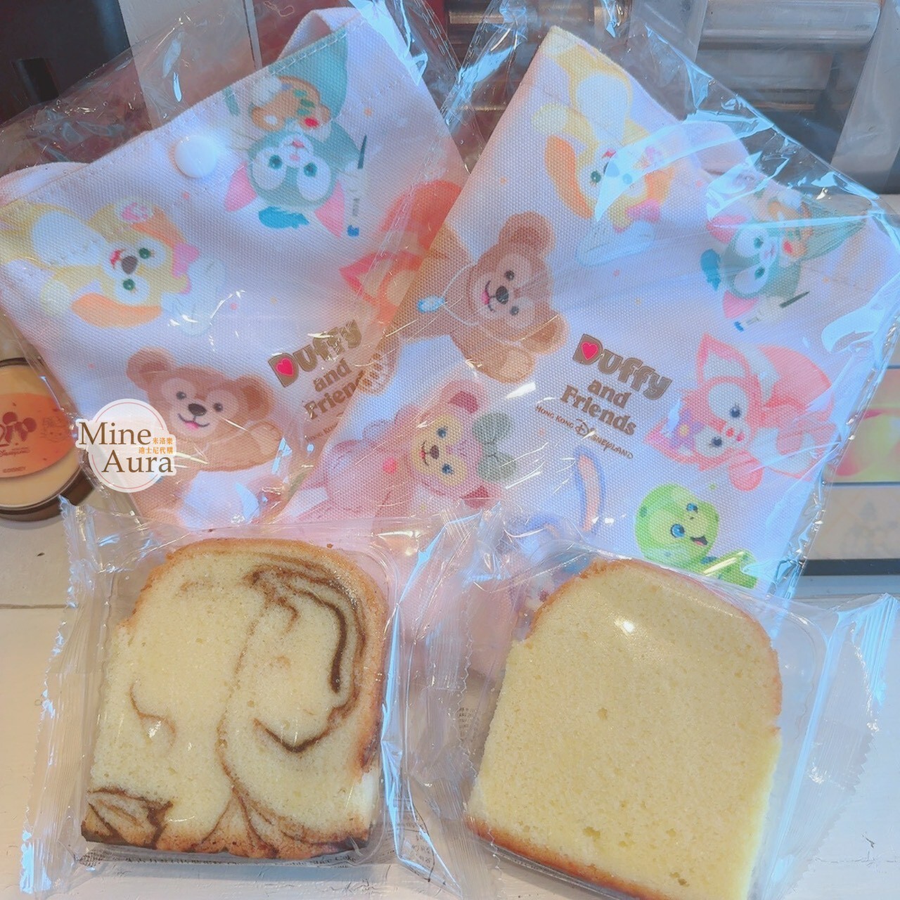 達菲 Duffy 與好友 圖案 斜背 小包 + 牛油蛋糕 -香港迪士尼樂園