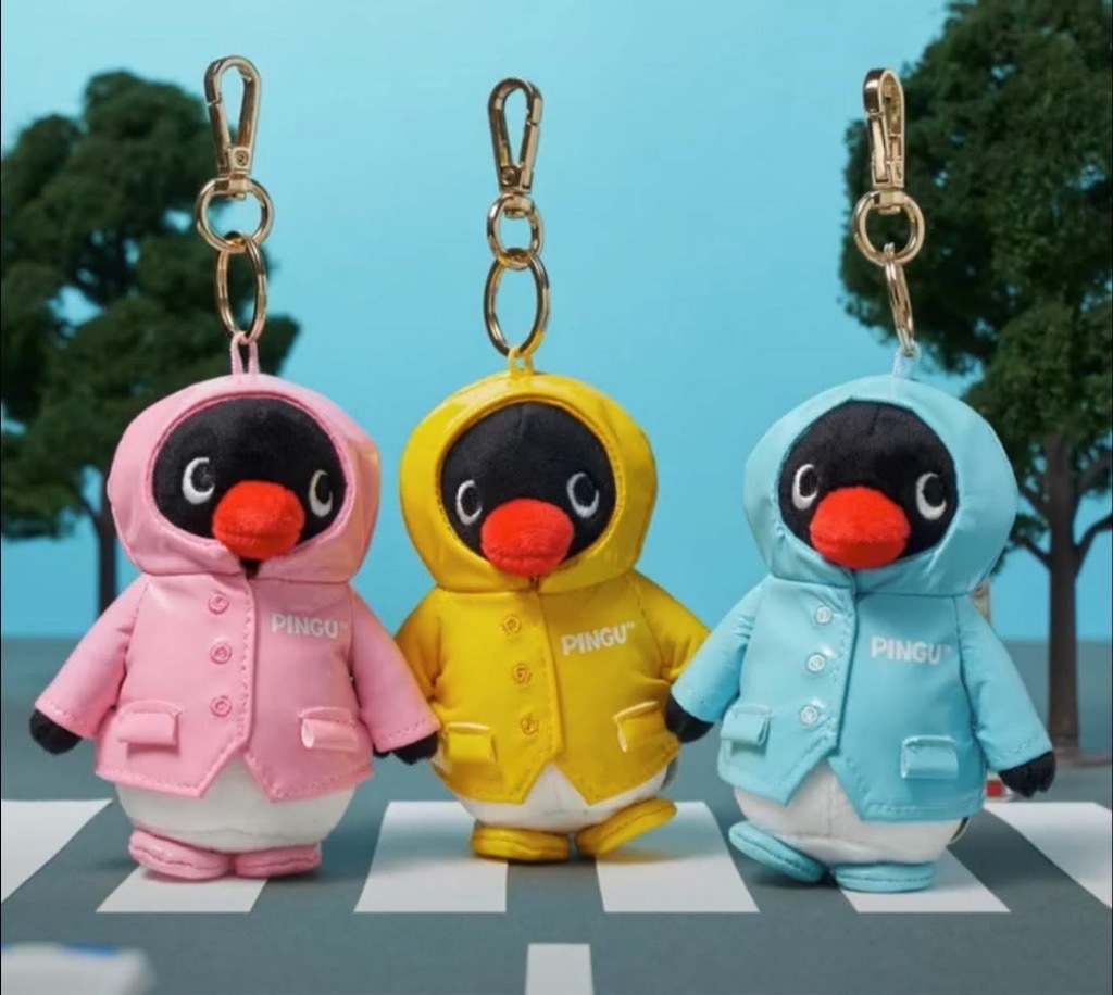 <韓國限定正版>CGV x PINGU 企鵝家族 雨衣PINGU 吊飾 粉色 藍色 黃色