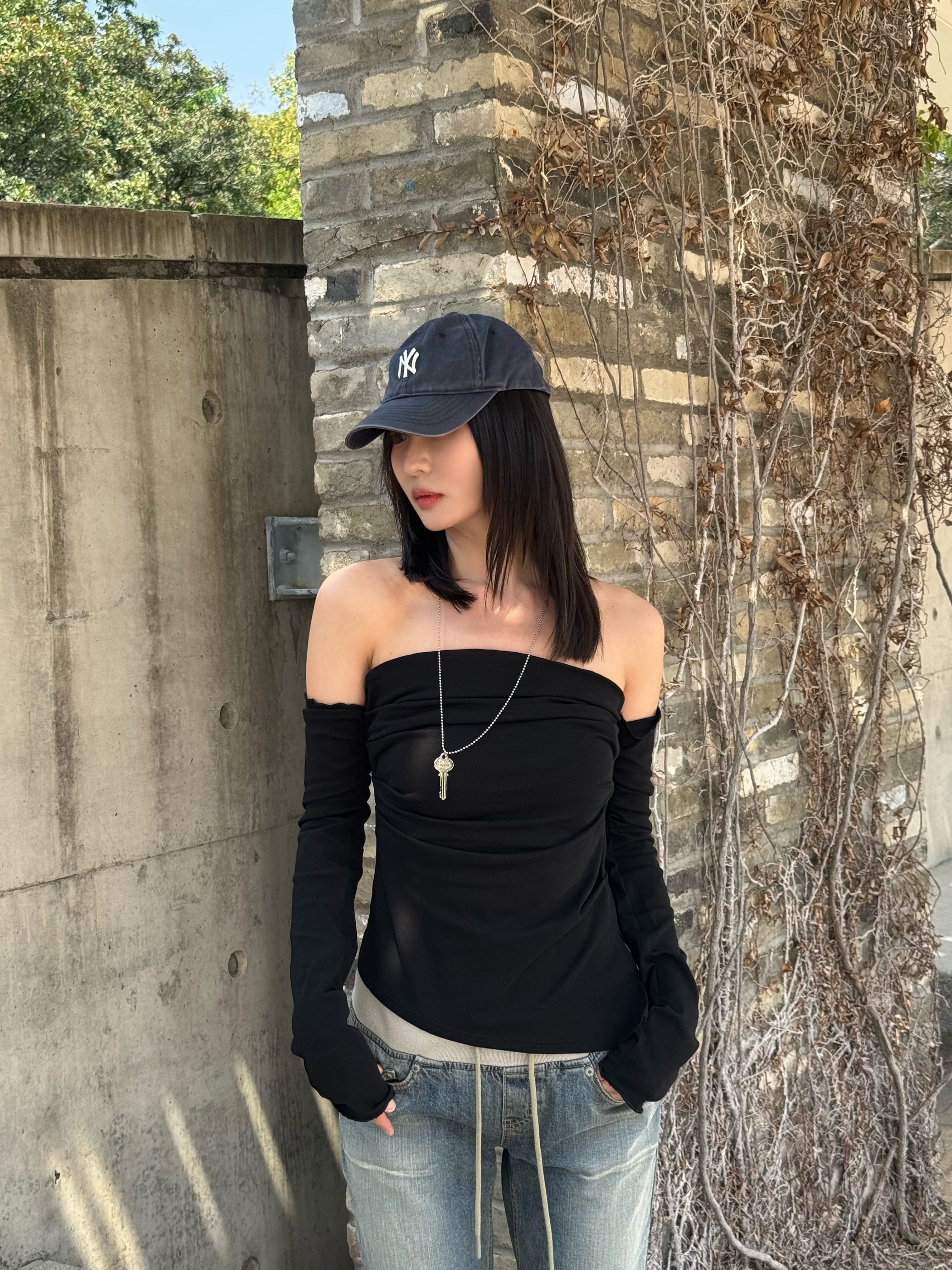 (訂購)個性設計感一字膊上衣 T260304(黑/灰藍)