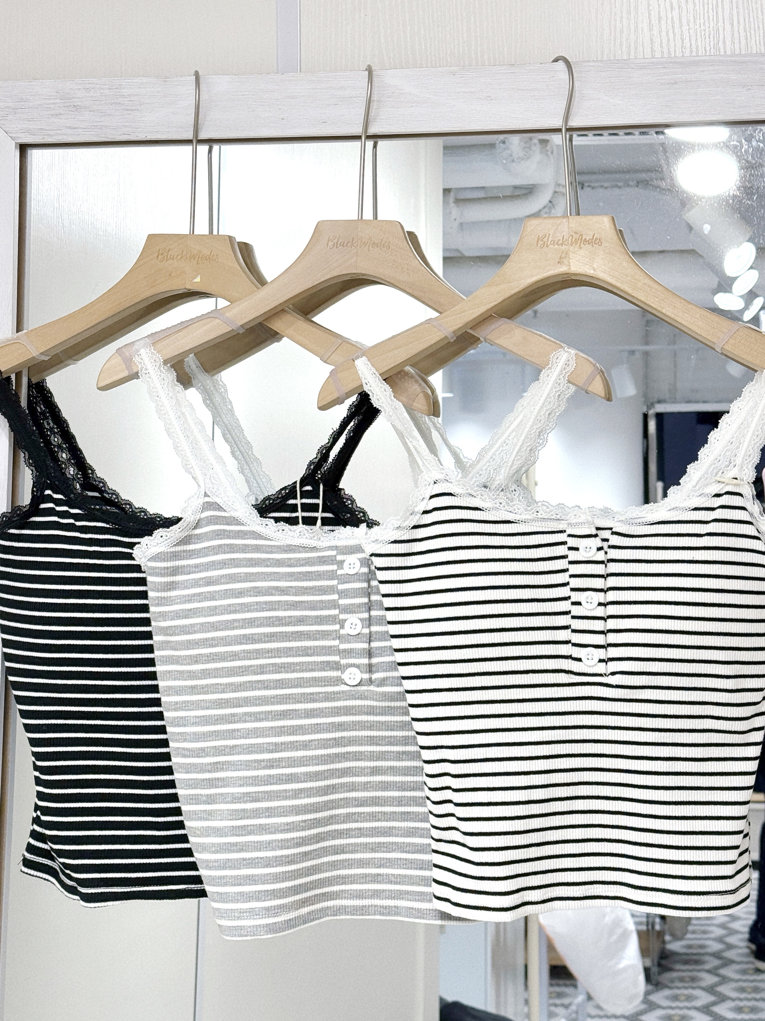 V0145｜回歸款👑⋆˙⟡ 超舒適涼感鈕扣蕾絲吊帶連墊BRA TOP