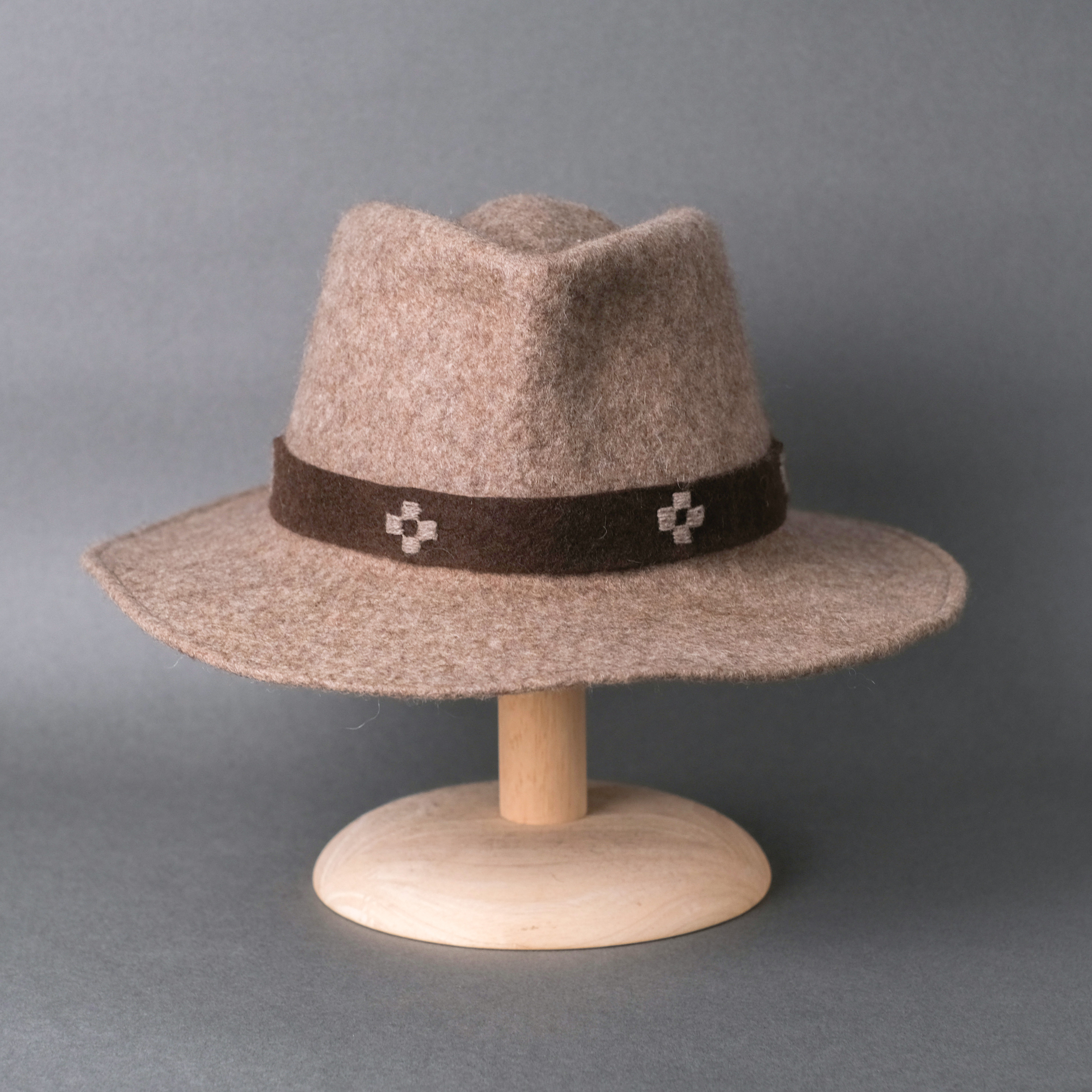 手工毛氈牛仔帽｜犛牛絨－灰色 (M) 氆氌織帶｜中國藏區