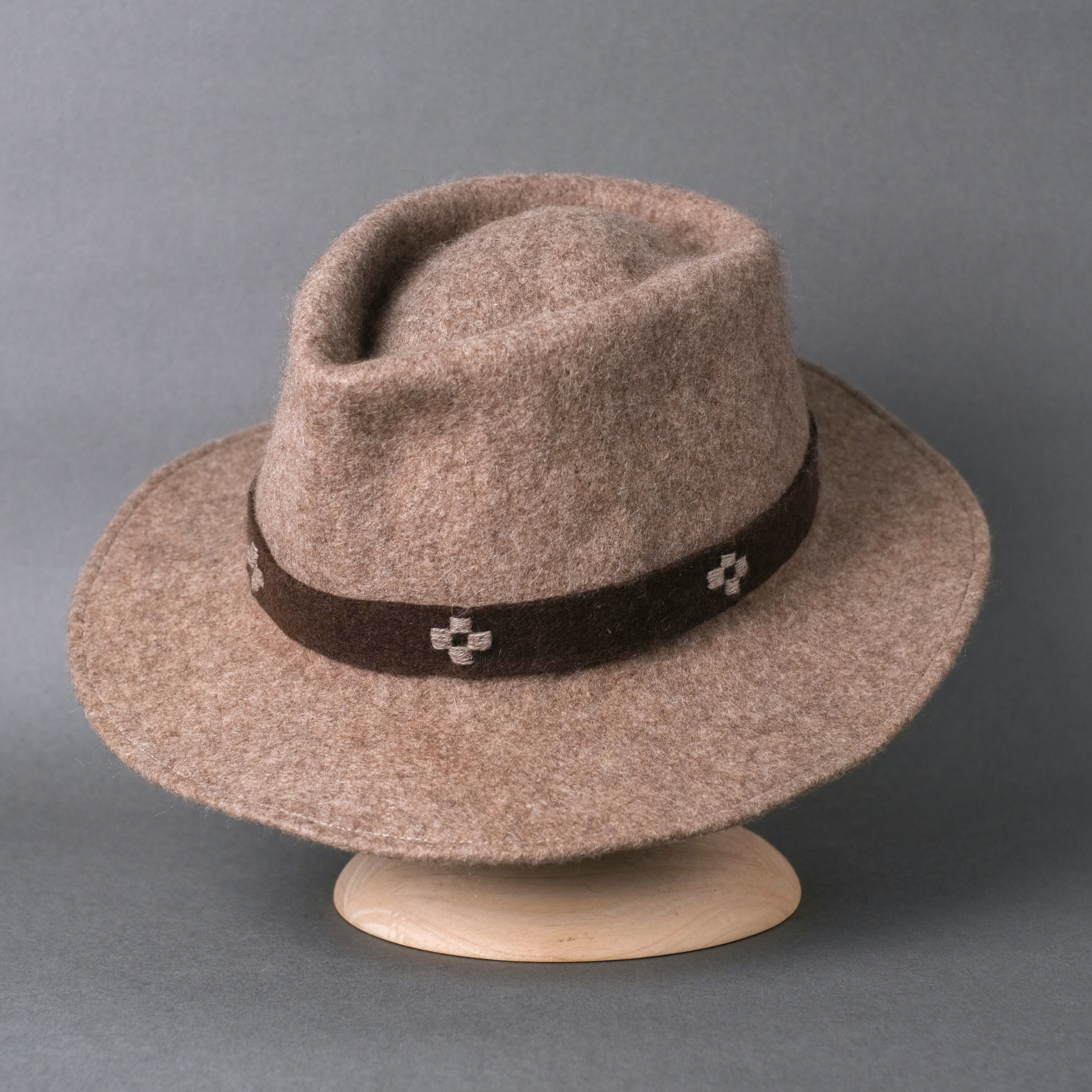 手工毛氈牛仔帽｜犛牛絨－灰色 (M) 氆氌織帶｜中國藏區