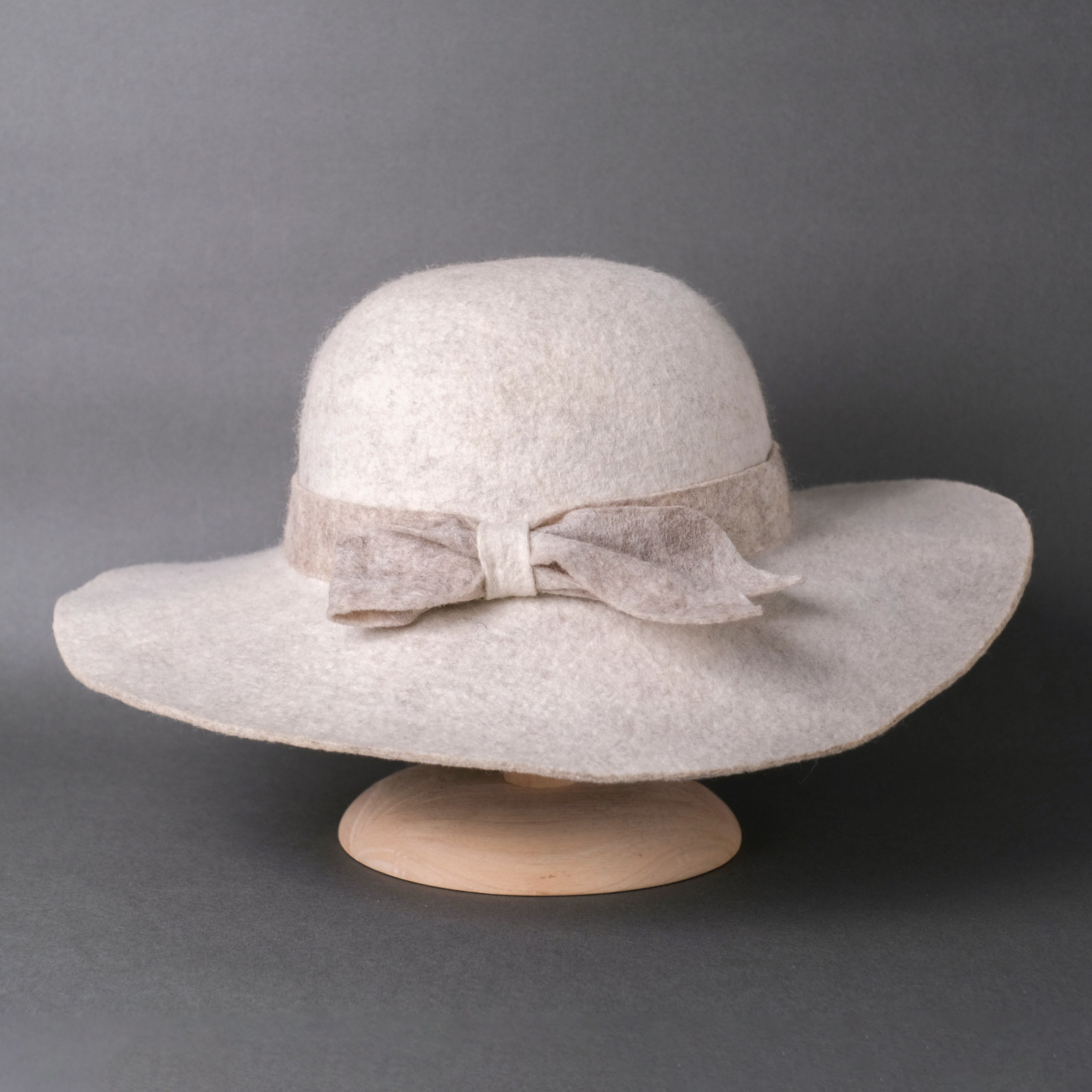 手工毛氈長帽沿圓禮帽｜羊毛絨－白色 (M) 蝴蝶結灰白帽帶｜中國藏區