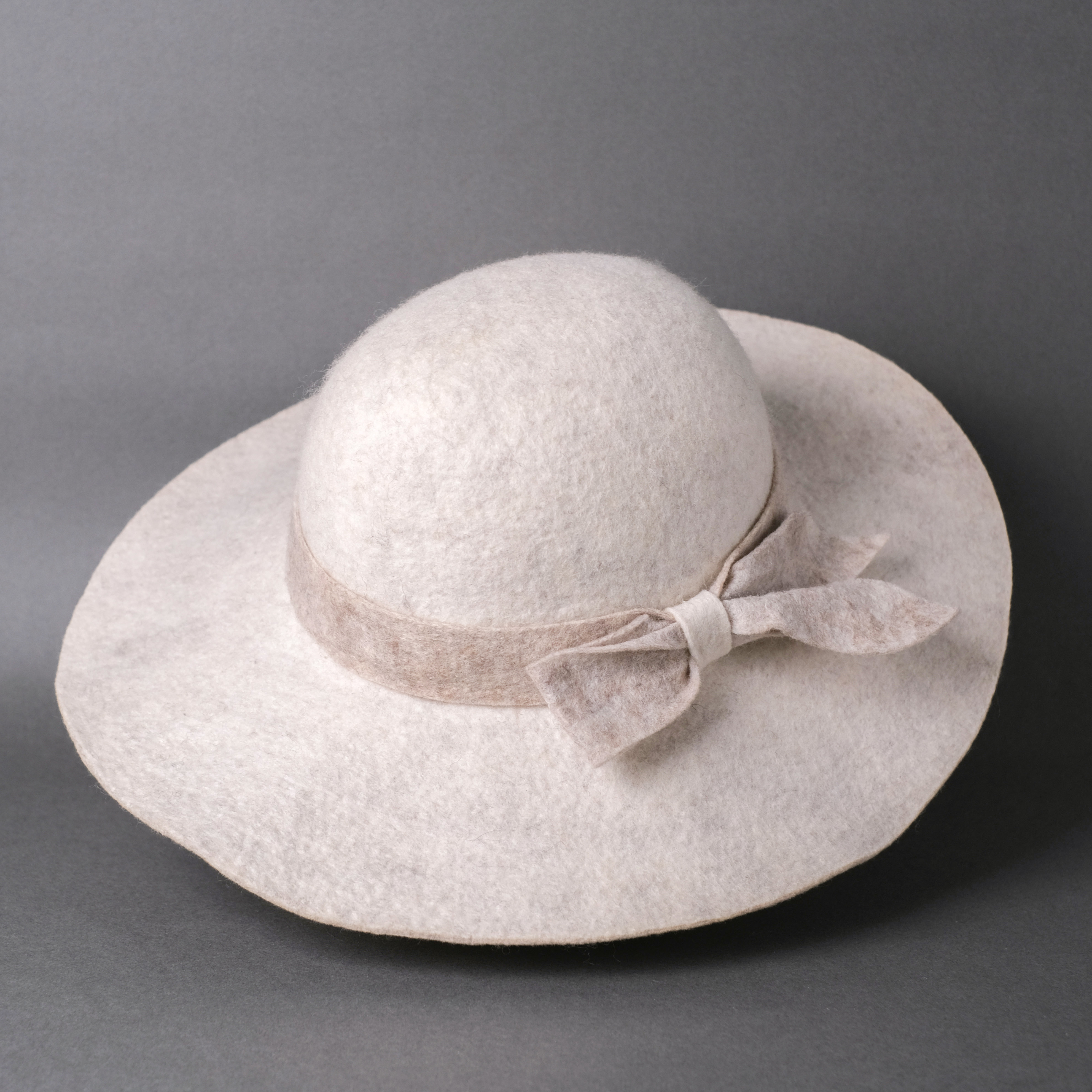 手工毛氈長帽沿圓禮帽｜羊毛絨－白色 (M) 蝴蝶結灰白帽帶｜中國藏區