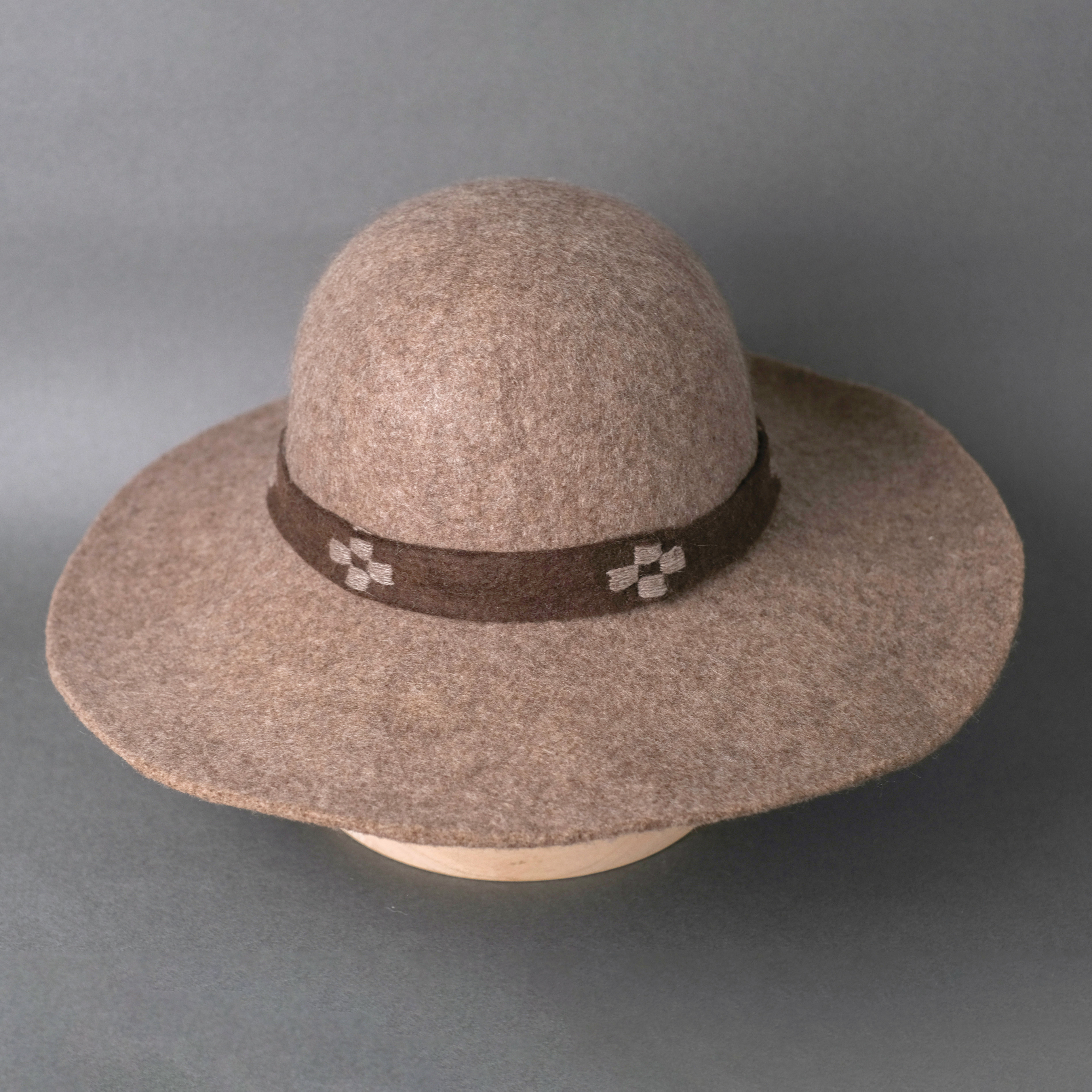 手工毛氈長帽沿圓禮帽｜氂牛絨－灰色 (M) 氆氌帽帶｜中國藏區