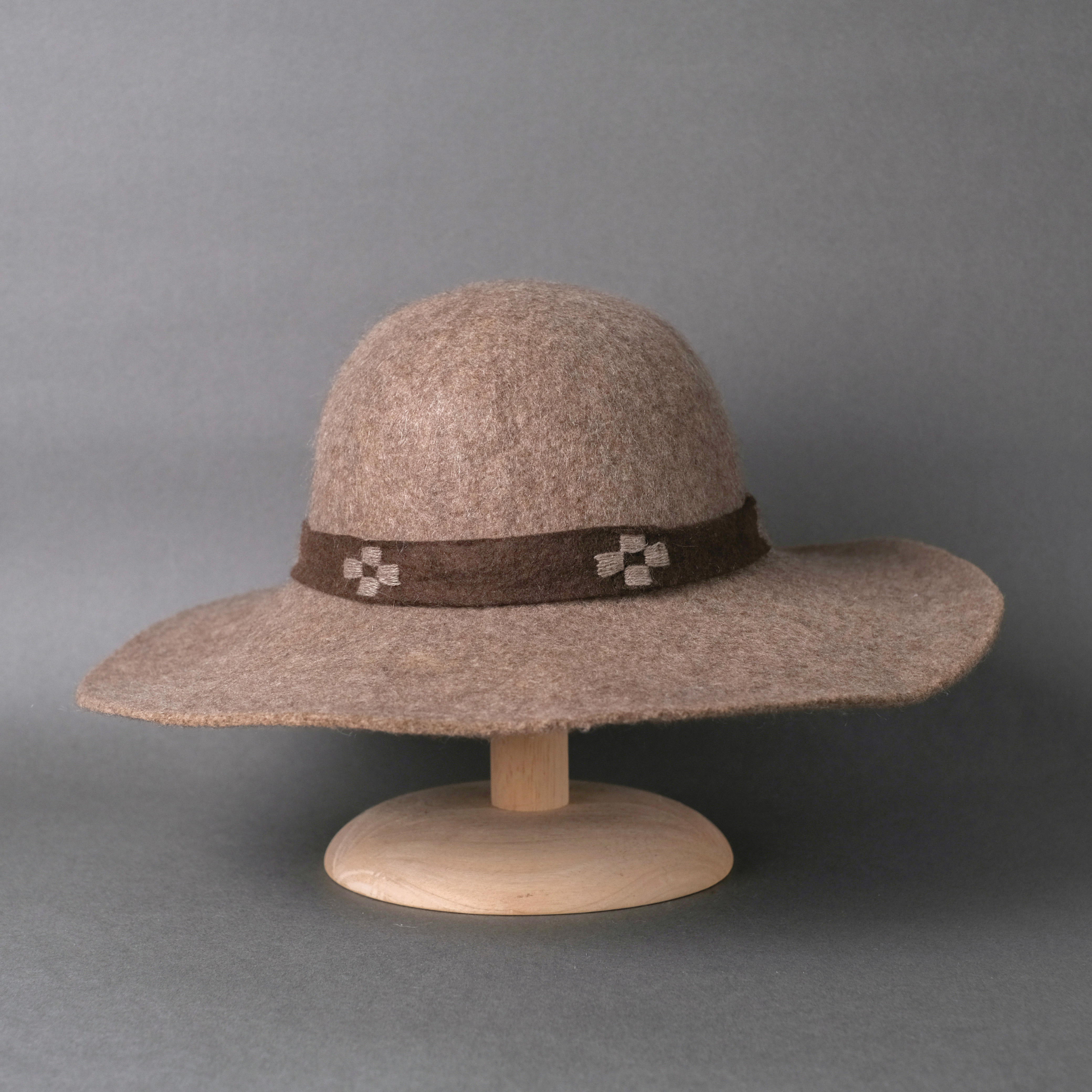 手工毛氈長帽沿圓禮帽｜氂牛絨－灰色 (M) 氆氌帽帶｜中國藏區