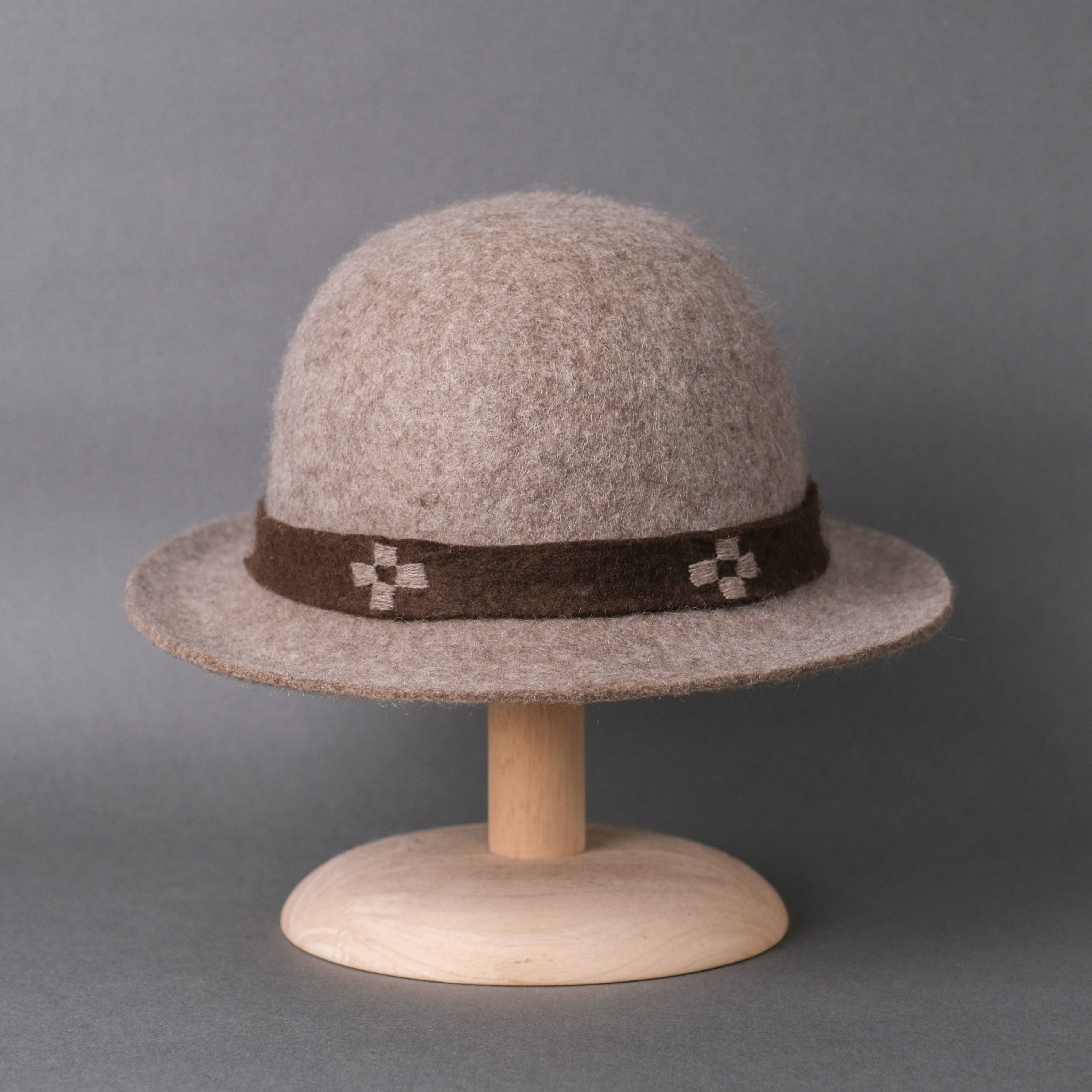 手工毛氈圓禮帽｜氂牛絨－灰色 (M) 氆氌帽帶｜中國藏區