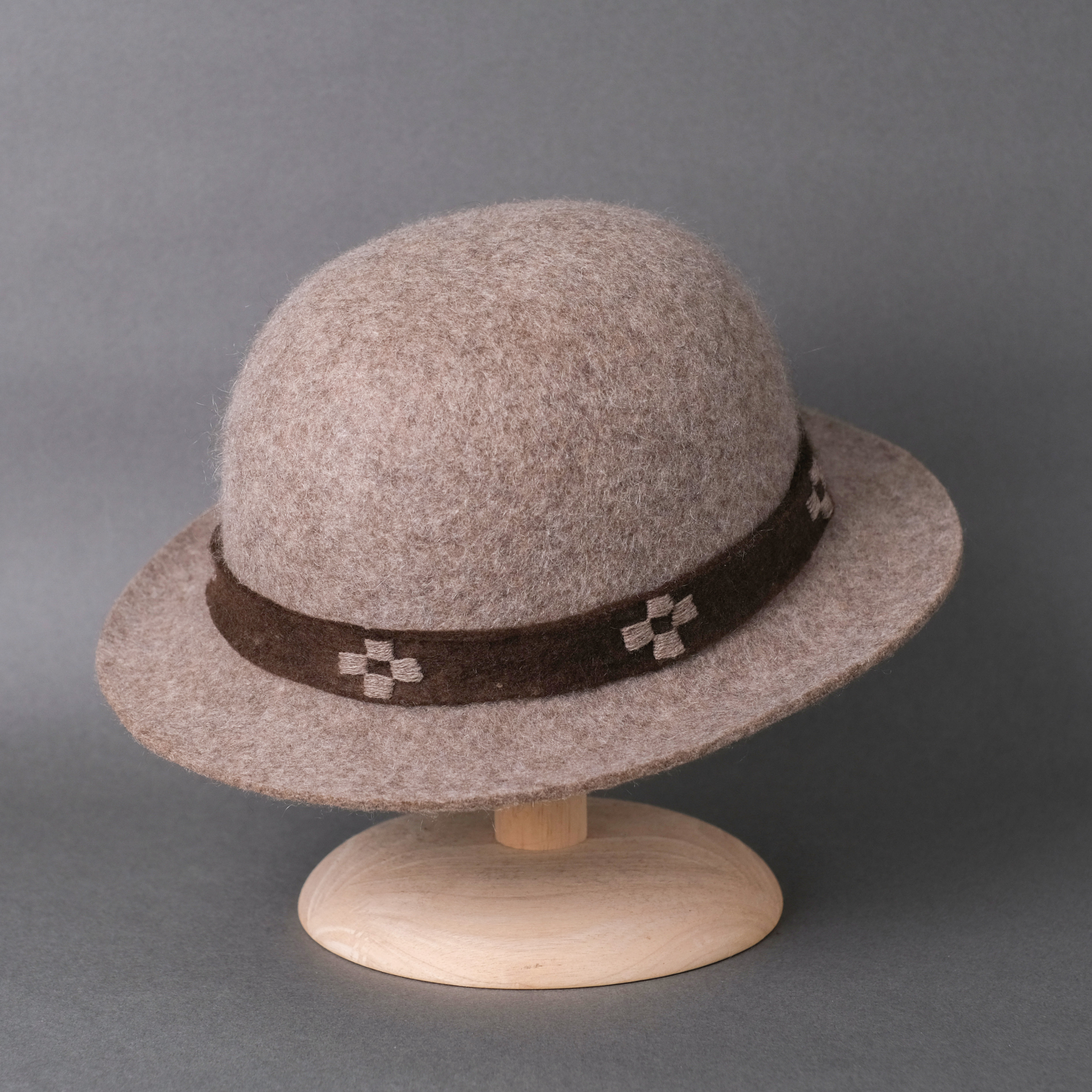 手工毛氈圓禮帽｜氂牛絨－灰色 (M) 氆氌帽帶｜中國藏區
