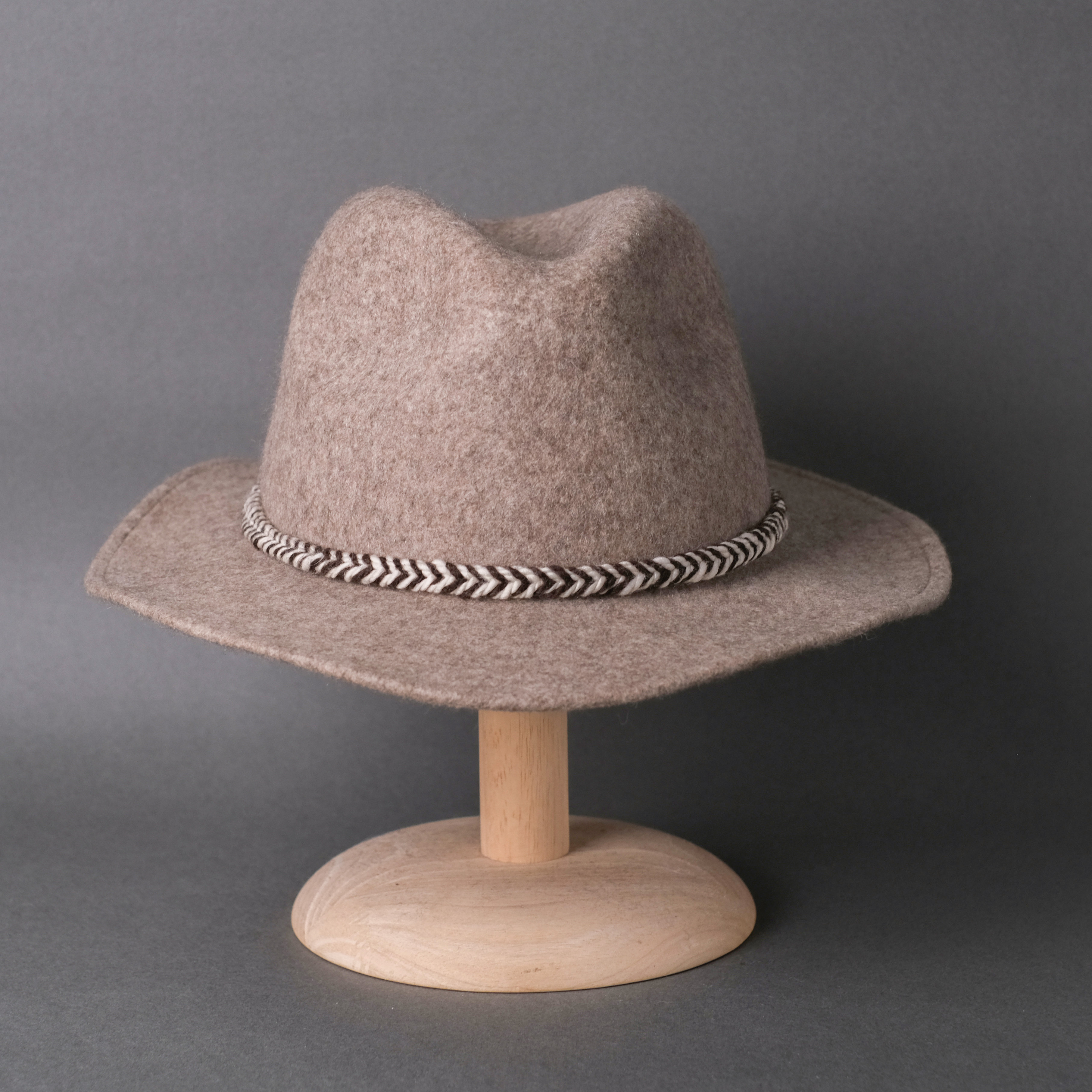 手工毛氈爵士帽｜氂牛絨－灰色寬帽沿 (M) 編織帽帶｜中國藏區