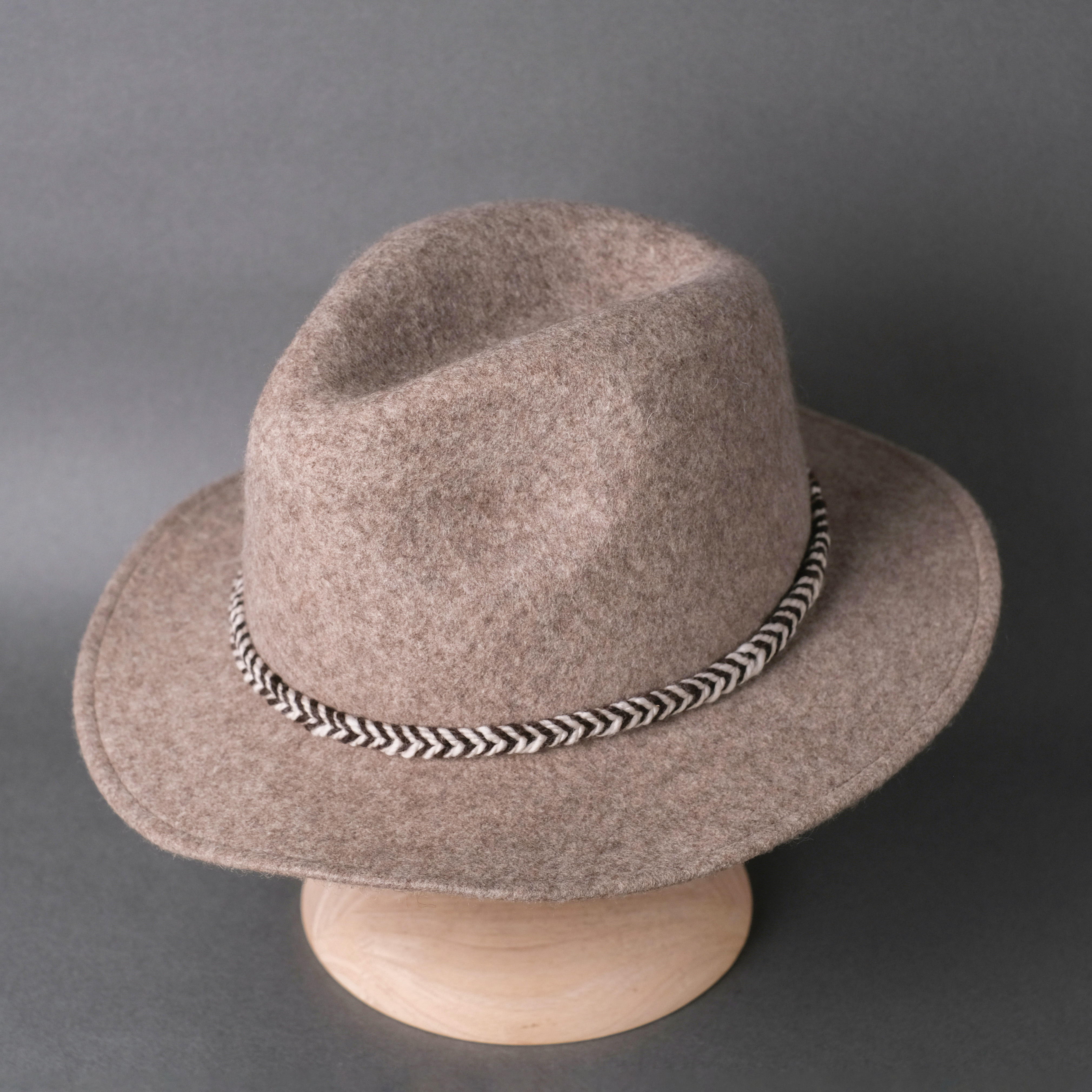 手工毛氈爵士帽｜氂牛絨－灰色寬帽沿 (M) 編織帽帶｜中國藏區