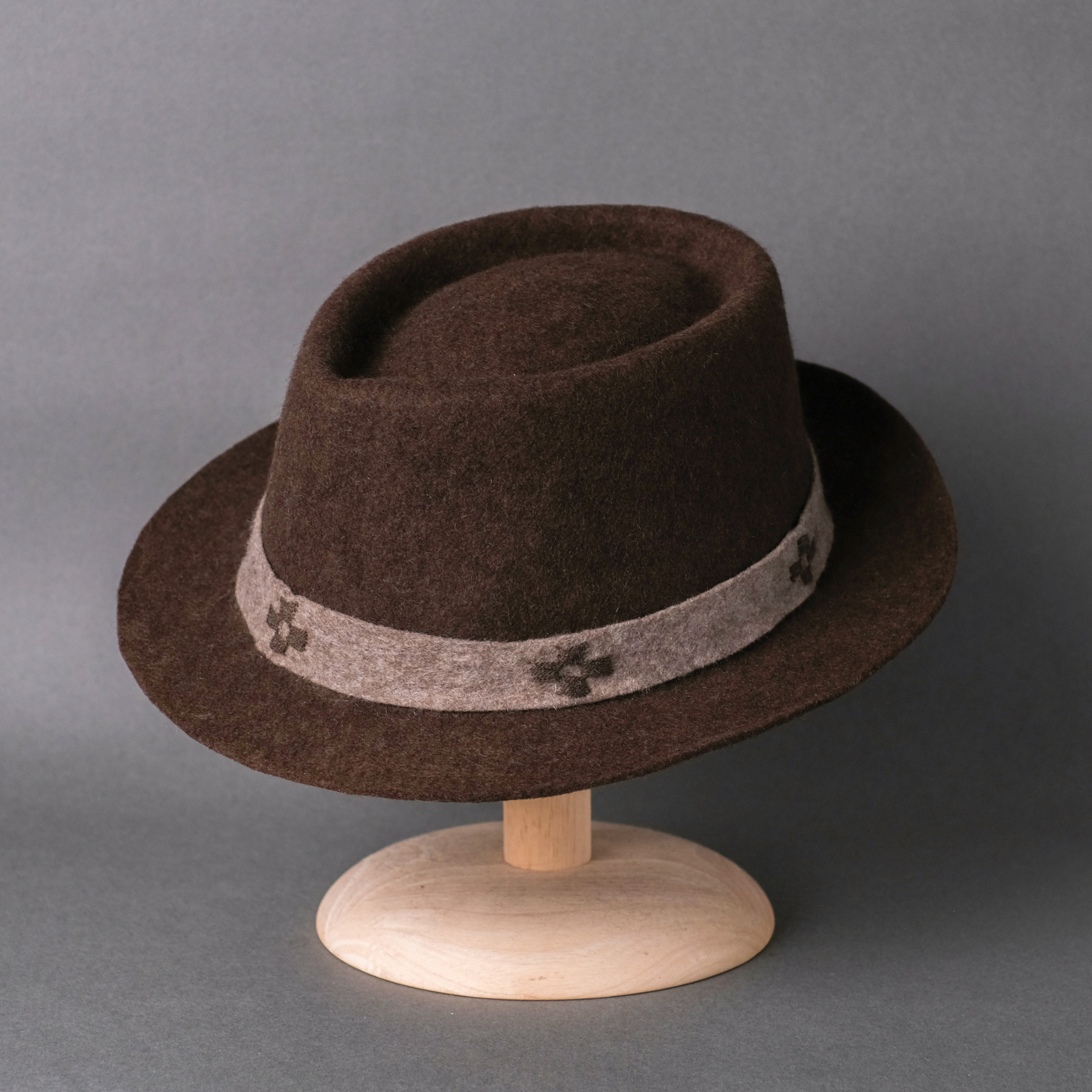 手工毛氈爵士帽｜犛牛絨－棕色（氆氌織帶）｜中國藏區