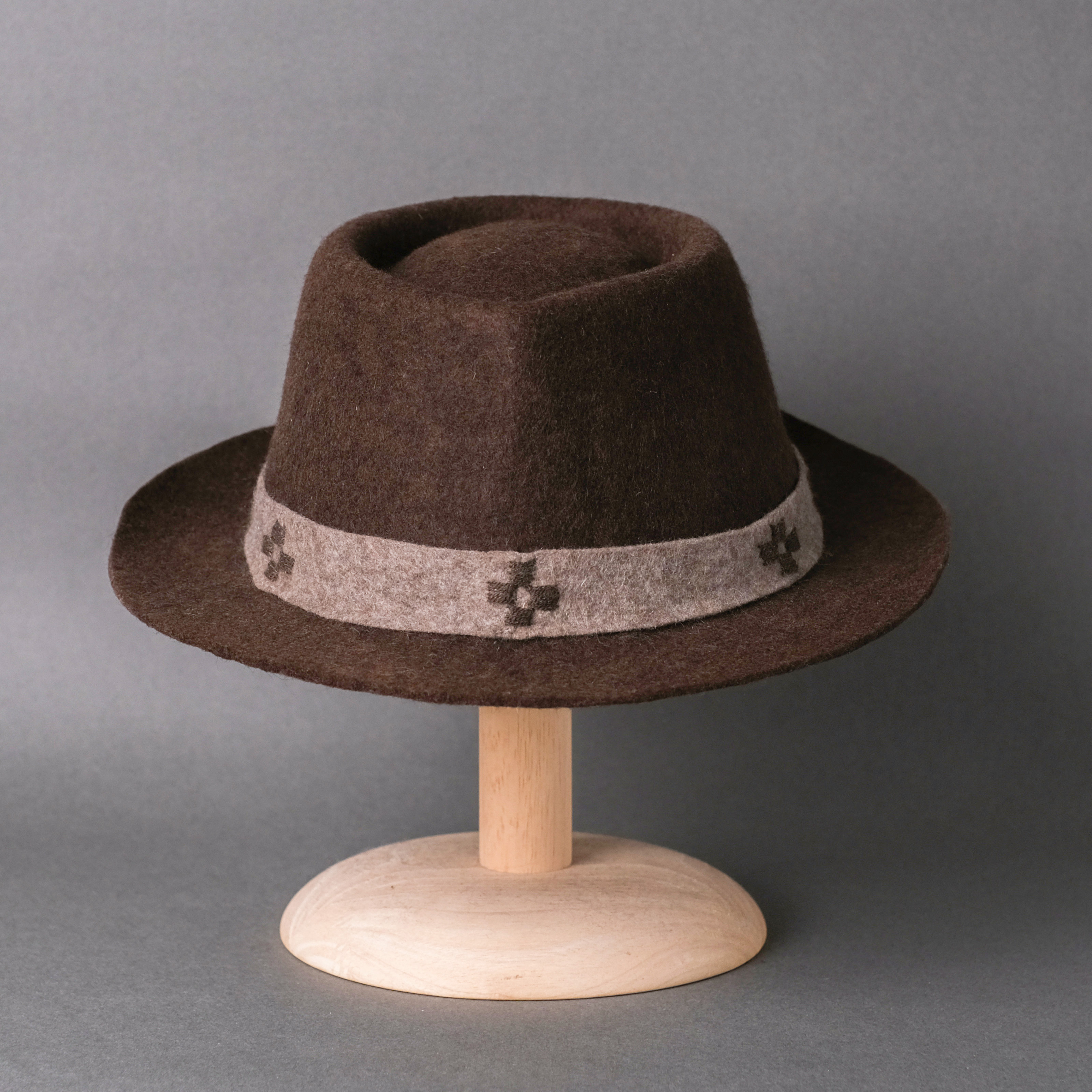 手工毛氈爵士帽｜犛牛絨－棕色（氆氌織帶）｜中國藏區