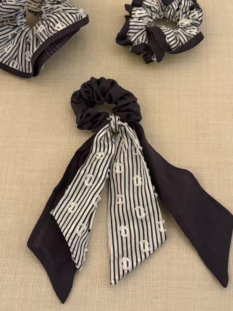 25B302 本期推薦!學院感條紋垂帶髮圈