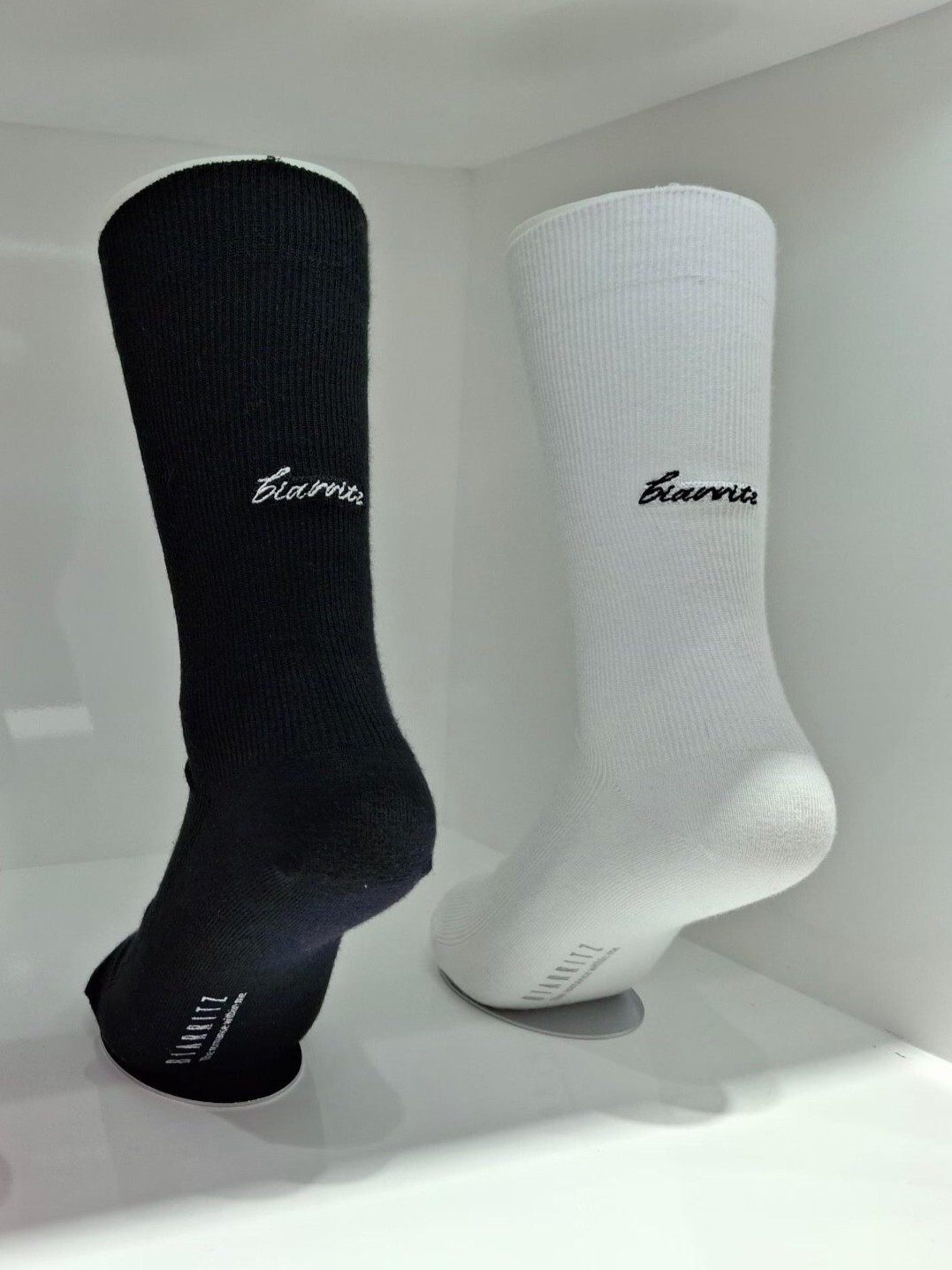 26B313 本期推薦!顯瘦修飾字母刺繡中筒襪