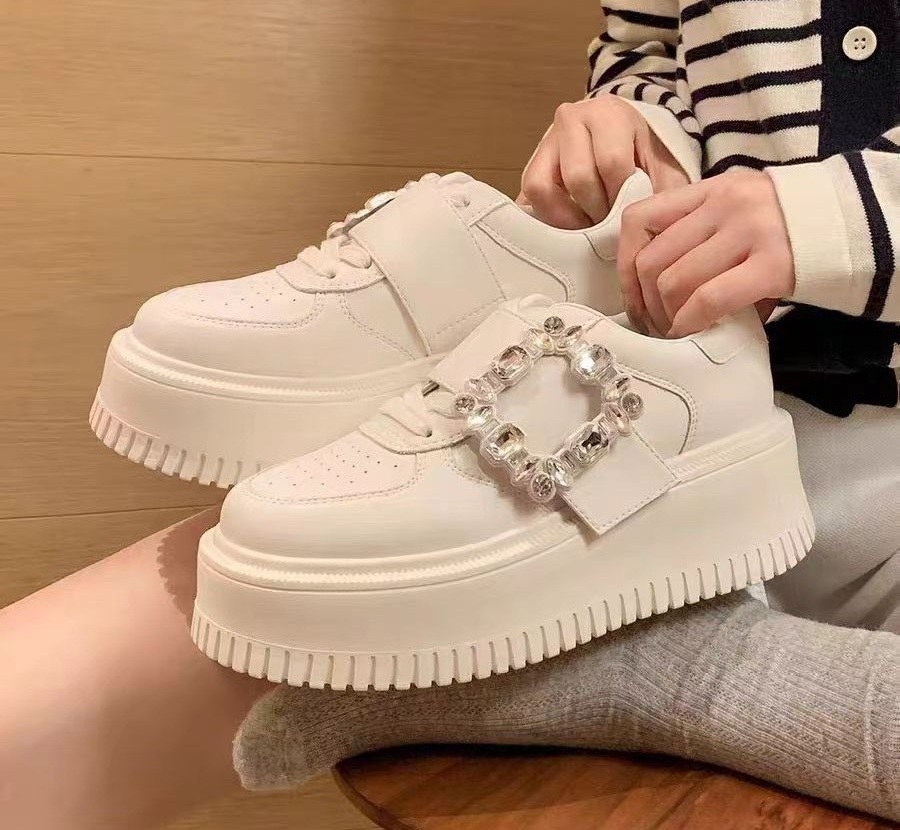 水鑽方扣 防滑厚底休閒鞋(34-39)