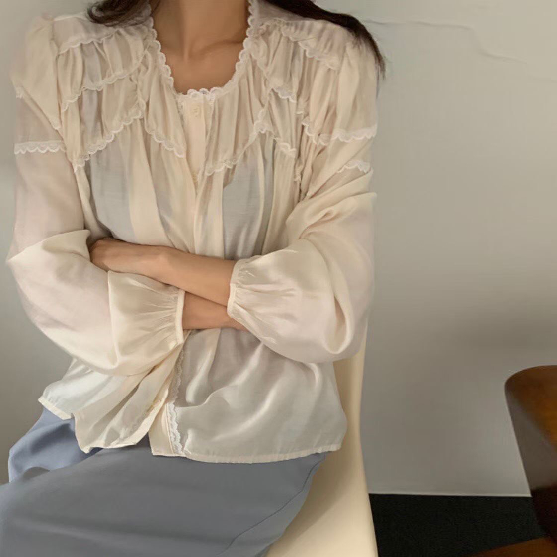 肩層次抓褶造型微透感圓領排釦上衣 / 2色