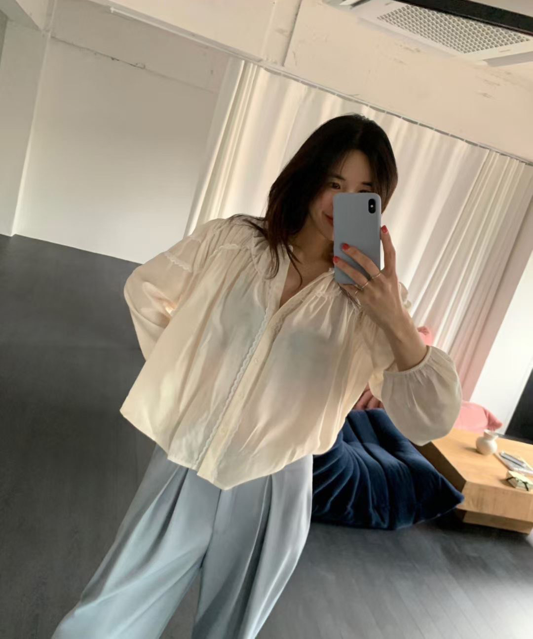 肩層次抓褶造型微透感圓領排釦上衣 / 2色