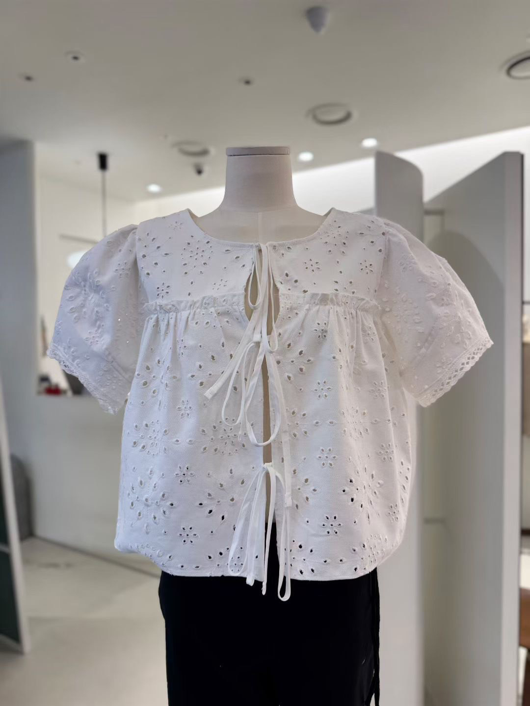 綁帶蝴蝶結鏤空布蕾絲圓領罩衫上衣 / 2色