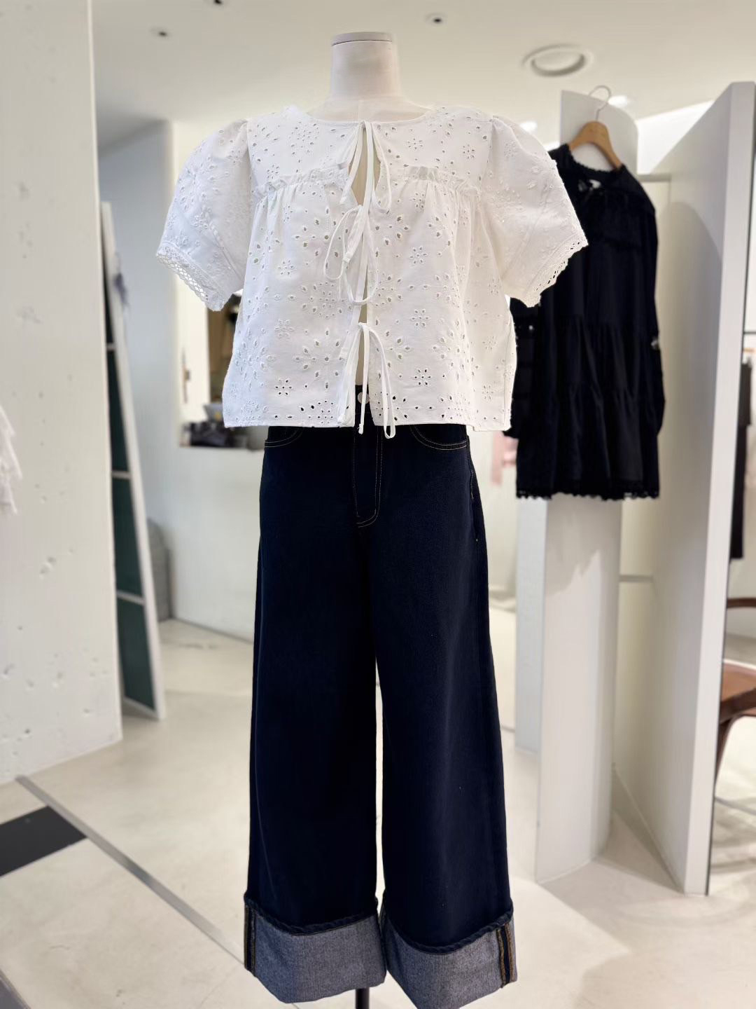 綁帶蝴蝶結鏤空布蕾絲圓領罩衫上衣 / 2色