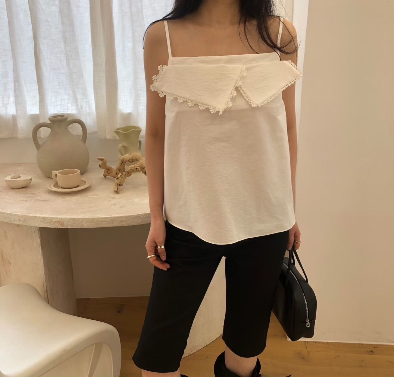 不對稱蕾絲滾邊領片造型細肩帶背心 / 2色