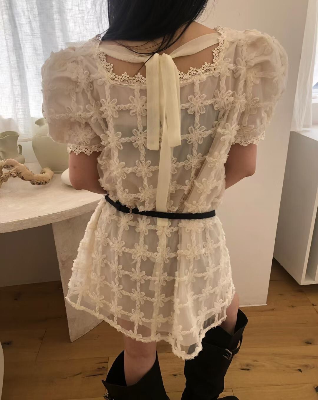 立體小花方格蕾絲方領澎澎袖短洋裝 / 2色