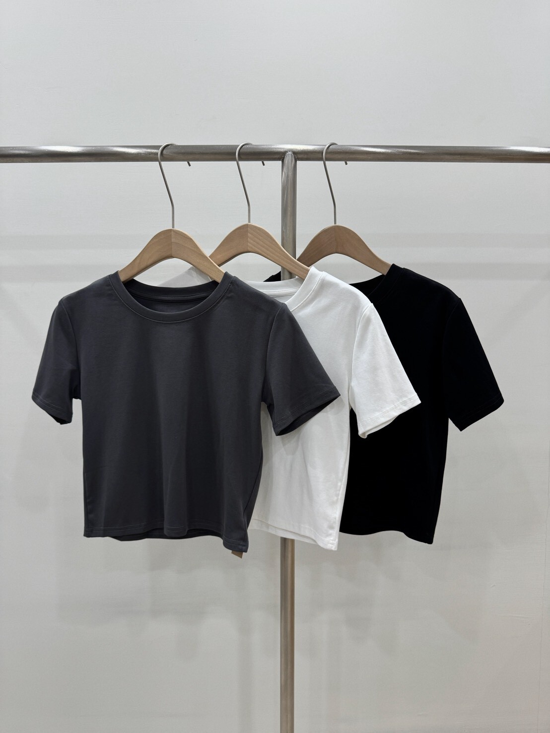 包色處理！涼感微短版短袖素Tee