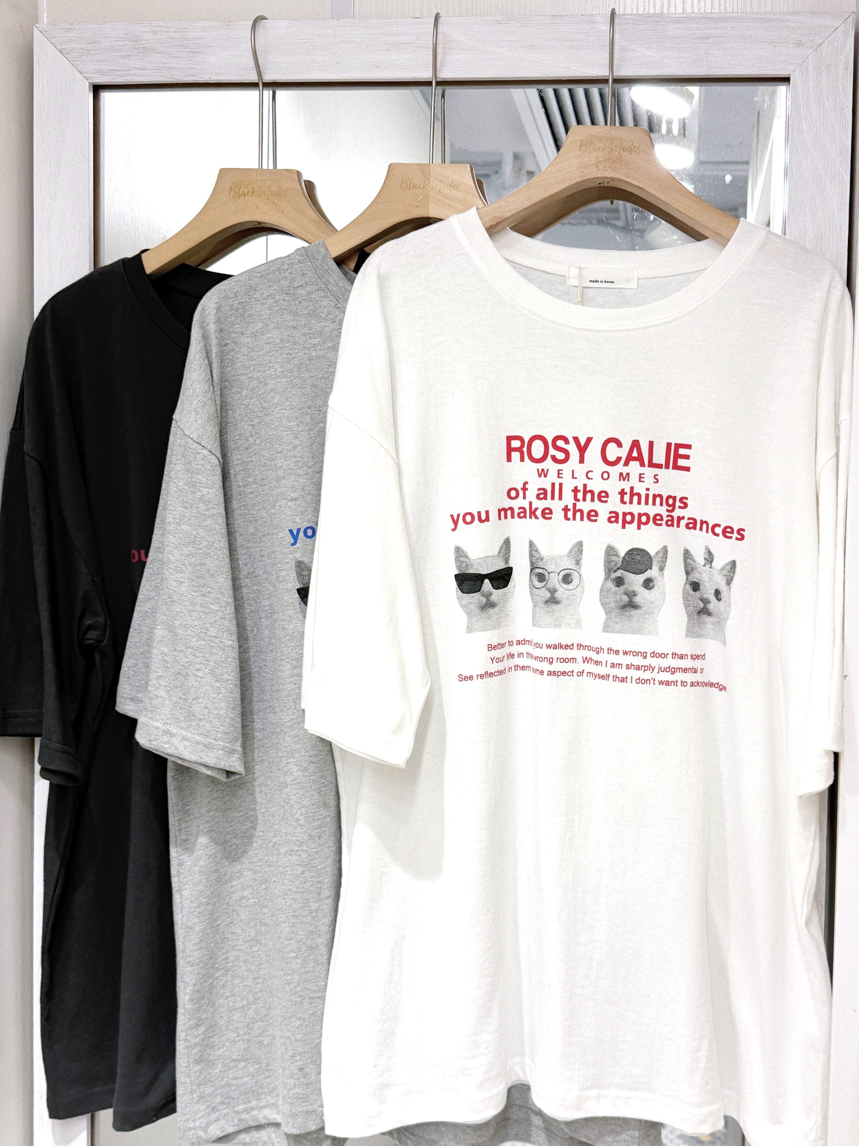 T1306｜搞怪系列(๑>؂•̀๑)⊹ 藍字眼鏡貓貓ROSYCALIE TEE