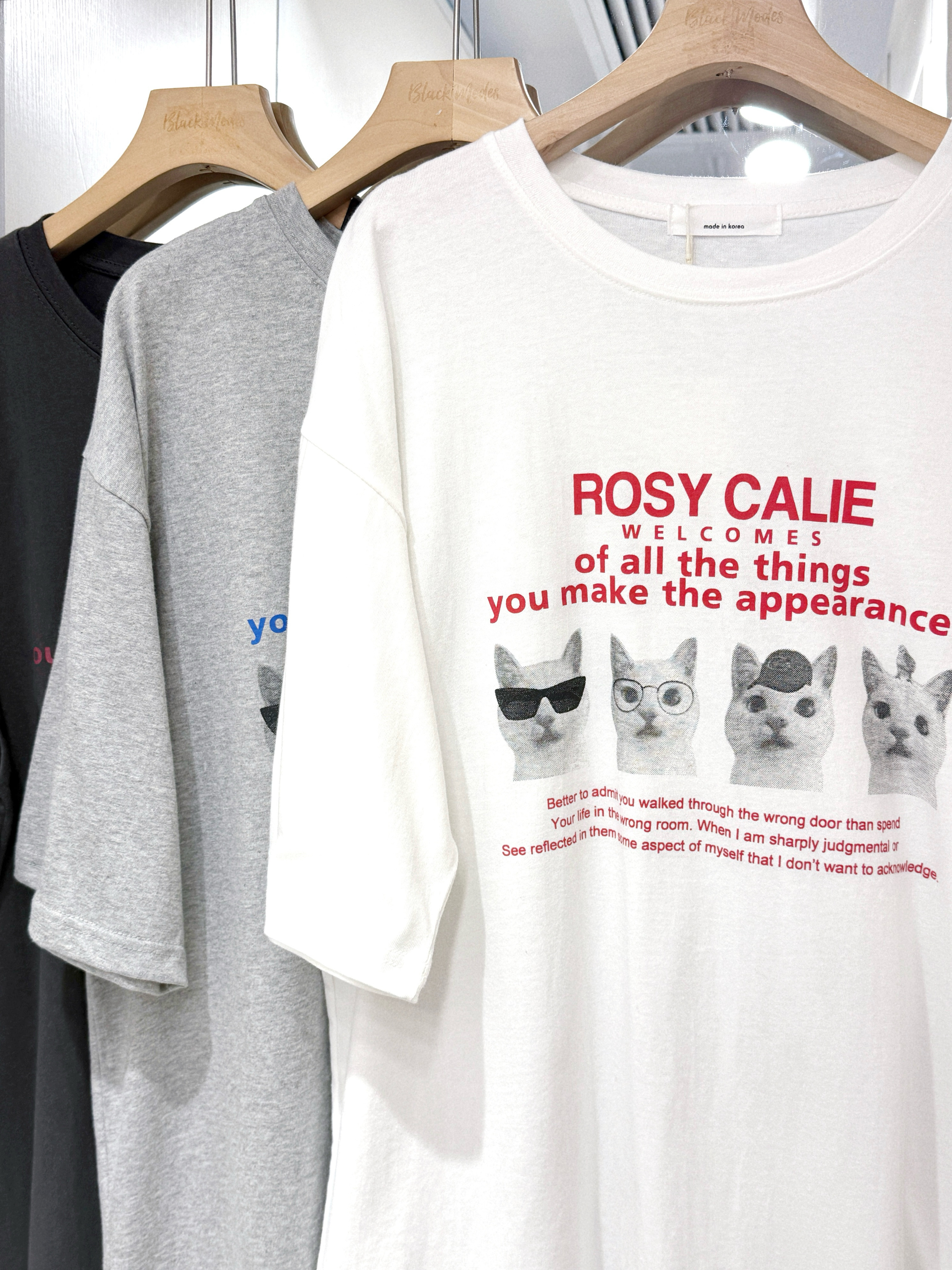 T1306｜搞怪系列(๑>؂•̀๑)⊹ 藍字眼鏡貓貓ROSYCALIE TEE