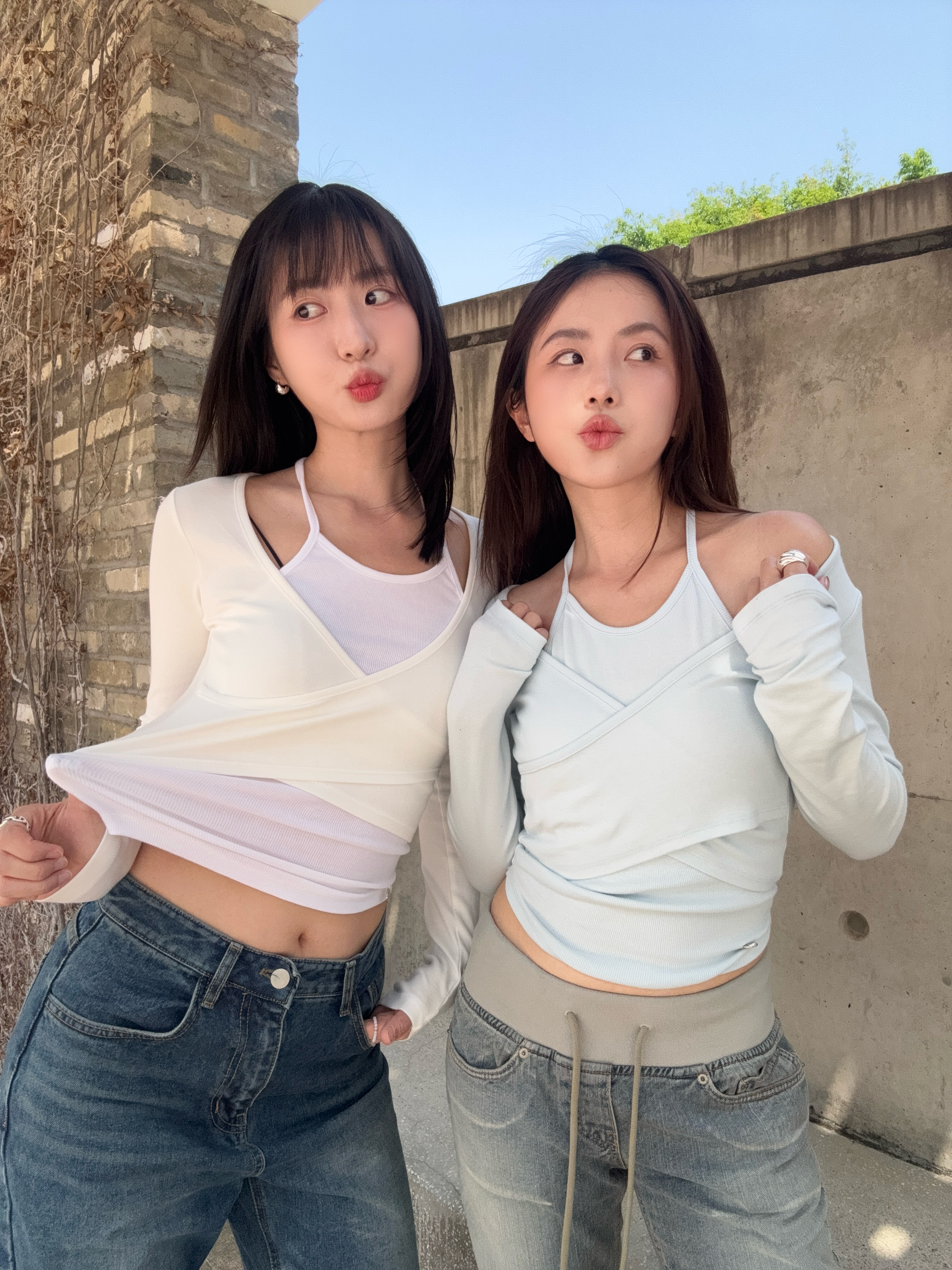 (訂購)設計感露膊掛頸彈性上衣 T260310(白/粉藍)