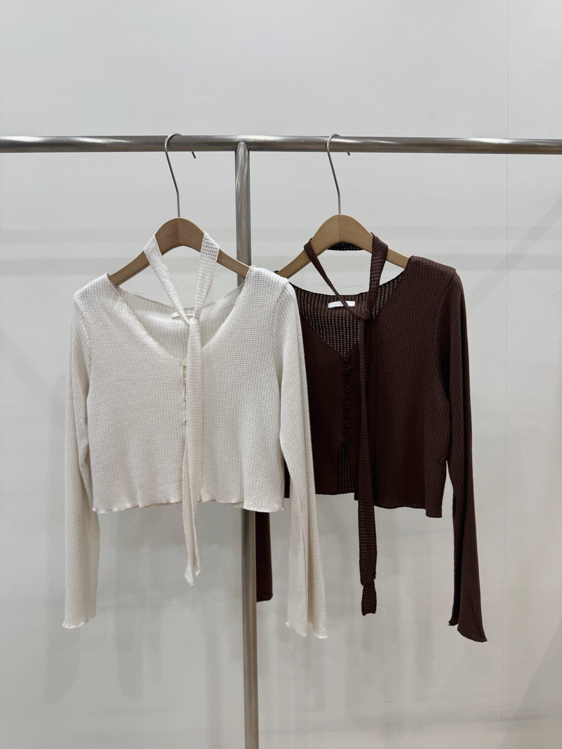 小鬆餅格紋排釦Ｖ領長袖上衣（附繞脖綁帶）