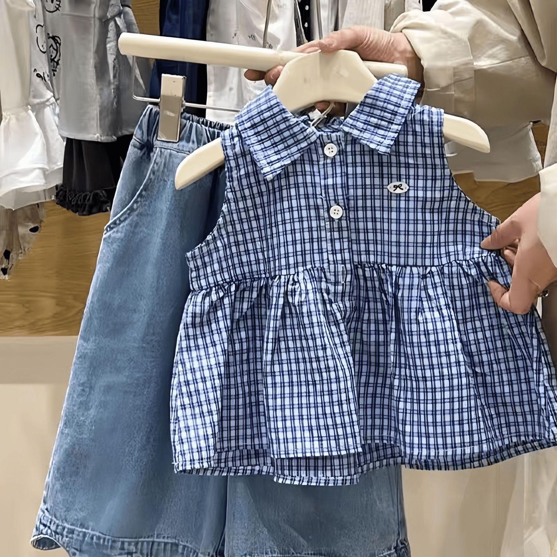 【H0546】藍格紋無袖POLO領花邊牛仔褲套裝(100-140)