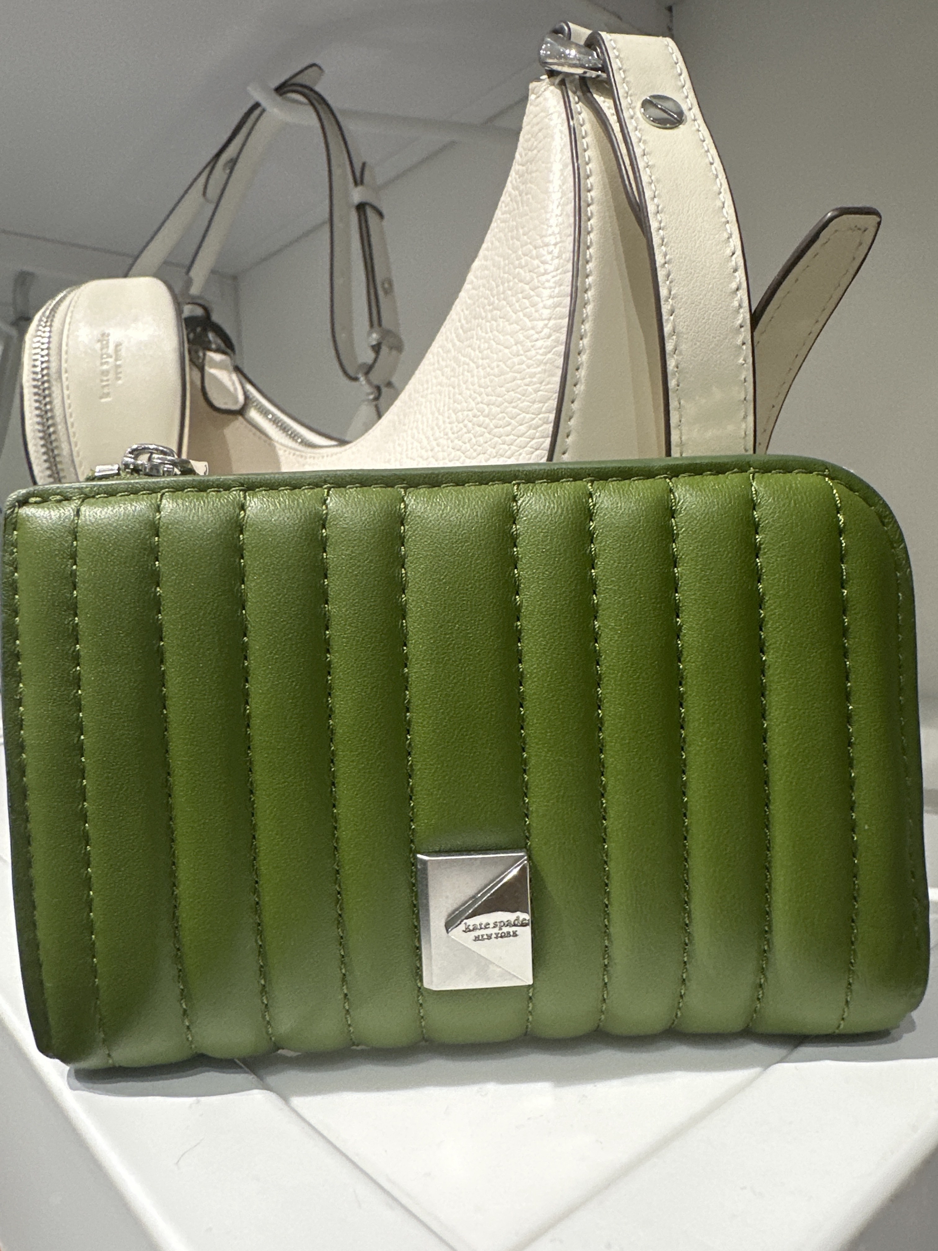 RQ19 KS 專門店 橄欖綠色壓線中銀包 Deco Quilted Compact Wallet