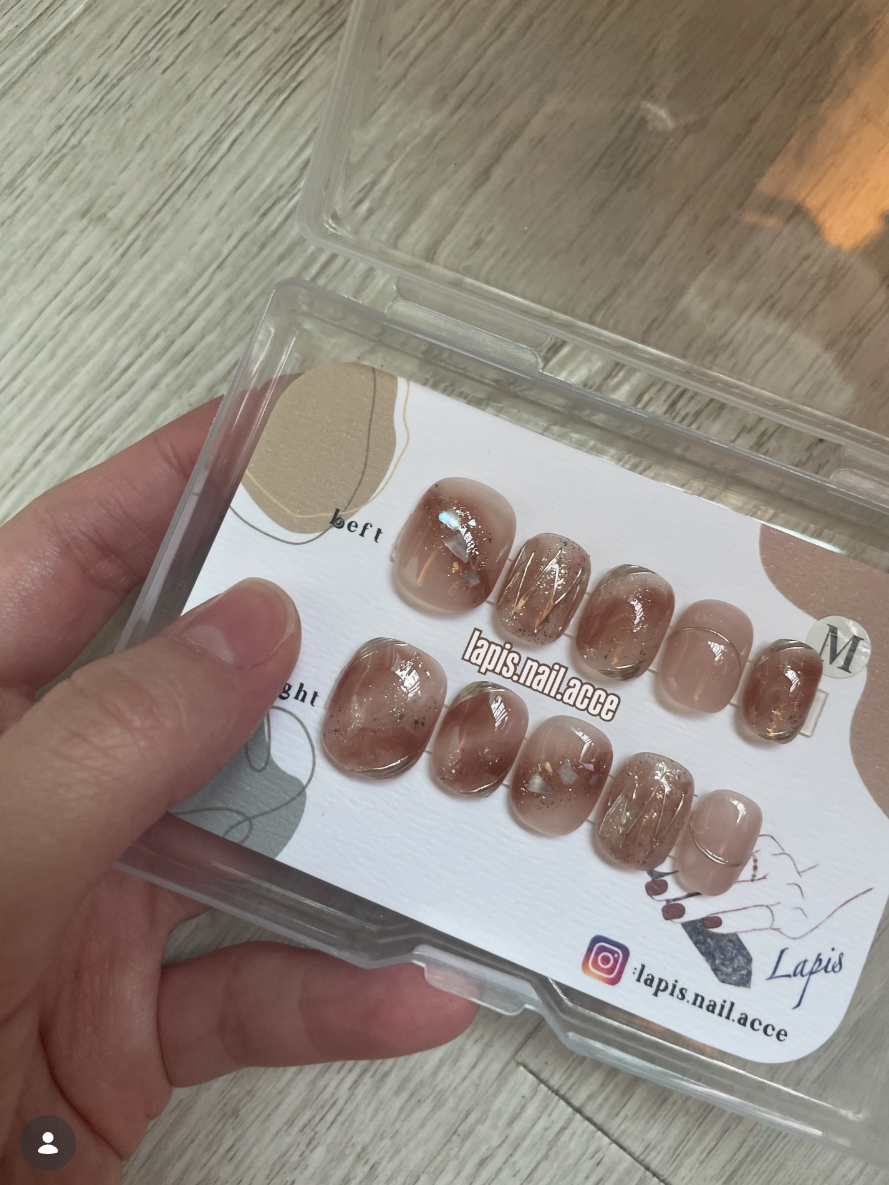 謝謝客人選購我地 lapis.nail.acce 嘅產品 呢款係我哋嘅🥂Champagne(1) [A-0000018a]🥂 系《大熱長青款式》 嘅 產品之一喔💕💕💕  〰️顏色採用 杏色 + 啡色 + 金色 + 銀色 作配搭 〰️鑲嵌 貝殼 簡單 帶點款式 〰️另加入 不同形式嘅 立體線條 + 魔鏡粉 作 點綴 令到以「香檳」作主題嘅 設計 更突出喔  今次系我地嘅🥂Champagne(1) [A-0000018a]🥂 尺碼：XS / S / M 甲型：短方圓  產品直接鏈結： https://lapisnailacce.shoplineapp.com/products/champagne-1-a-0000018a  Lapis Blog直接鏈結 ： https://lapisnailacce.shoplineapp.com/blog/posts/delivery-hot-pick-items-22  ✨有興趣可以IG DM / FB DM / Whatsapp / Email  / Threads 我地喔✨網頁下單都可以✨