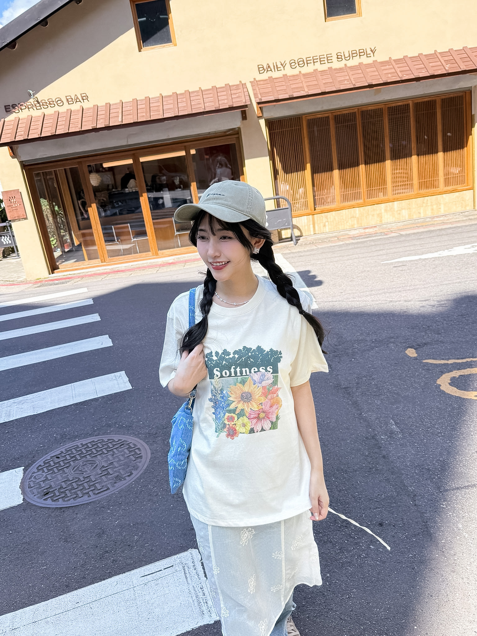 26B101 春天的溫度 over size小花Tee