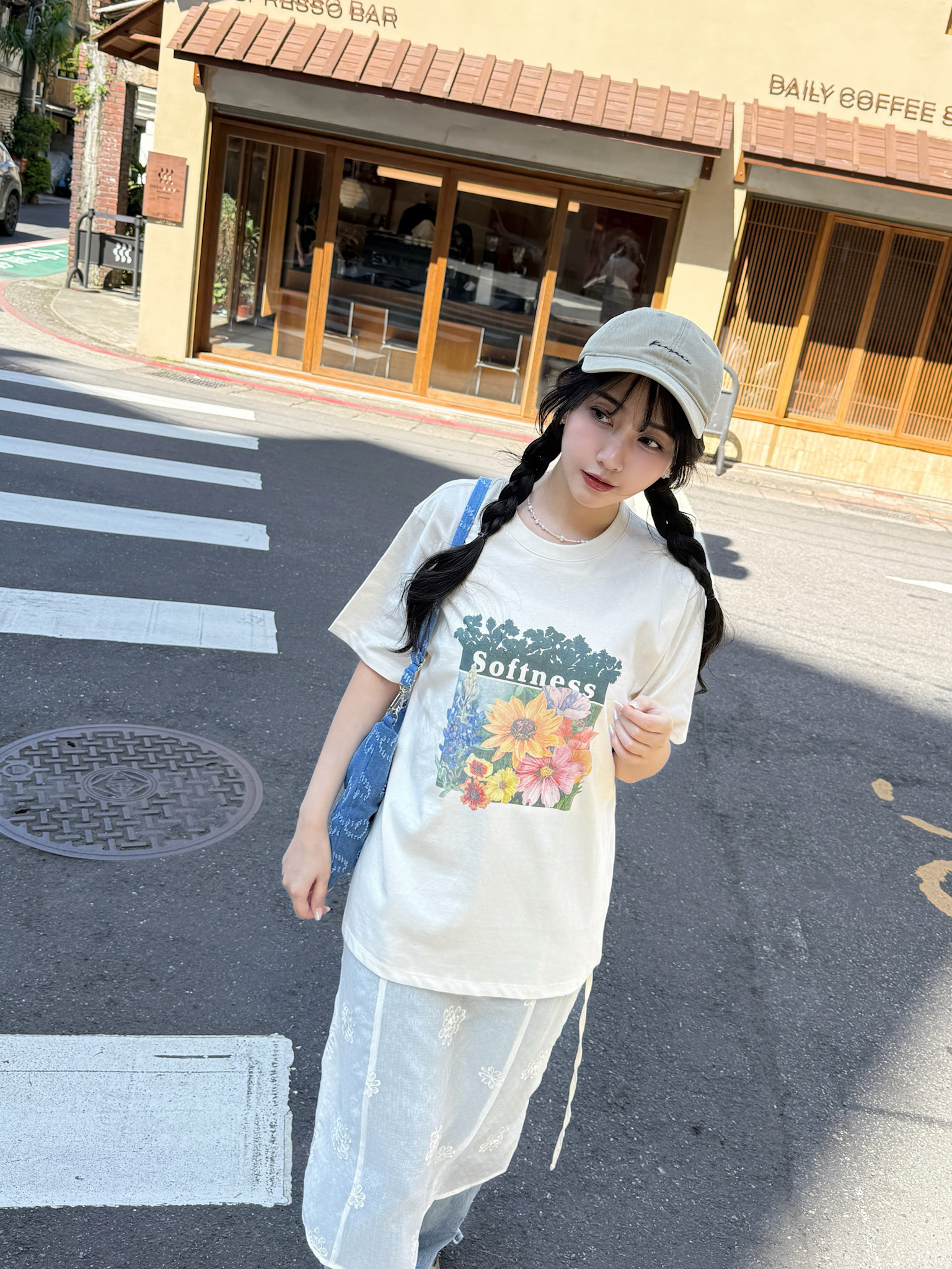 26B101 春天的溫度 over size小花Tee