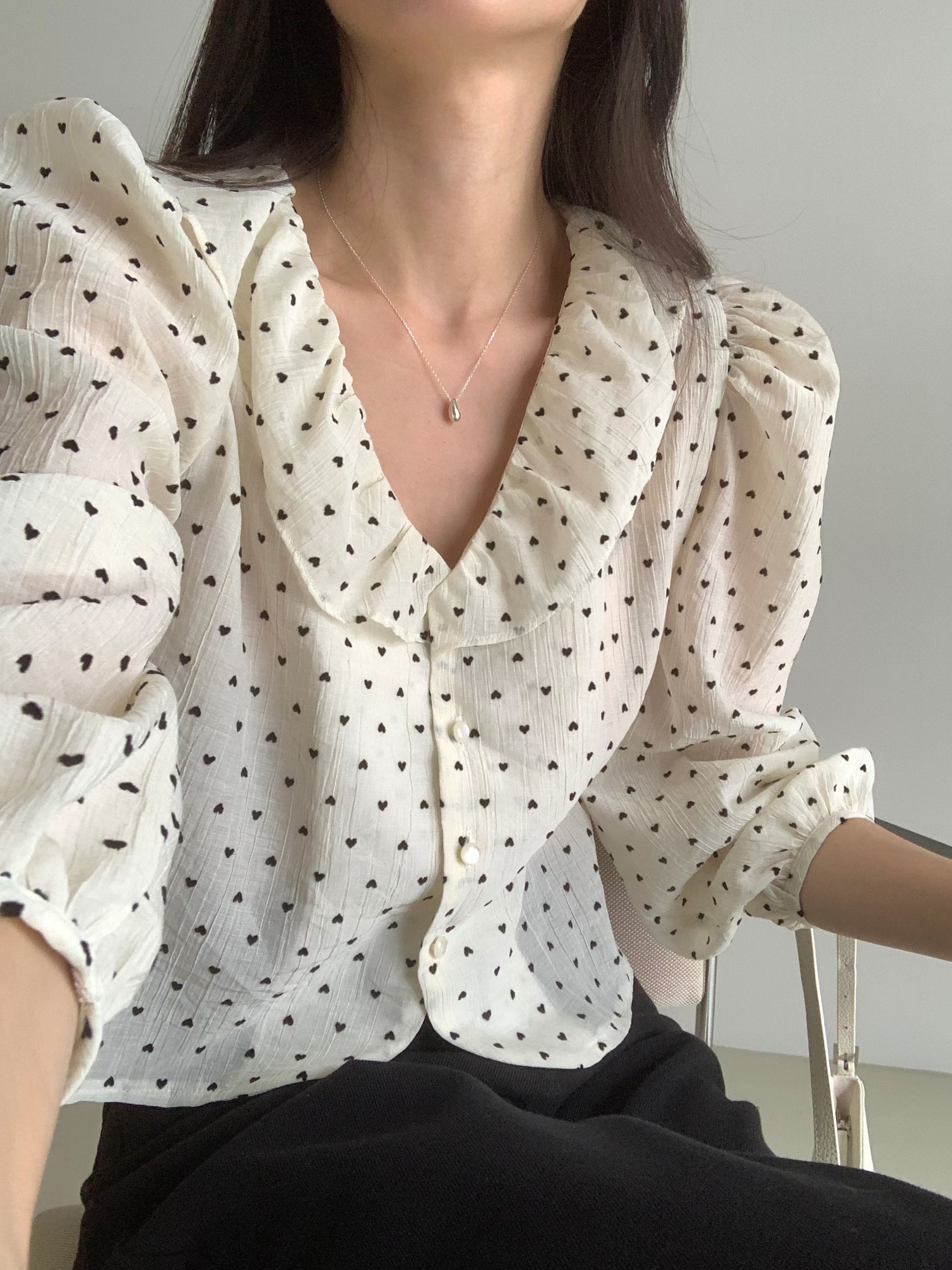 26B124 瑪黑區的邂逅 法式小荷葉領愛心點點短版襯衫 (自留款) 韓國布料