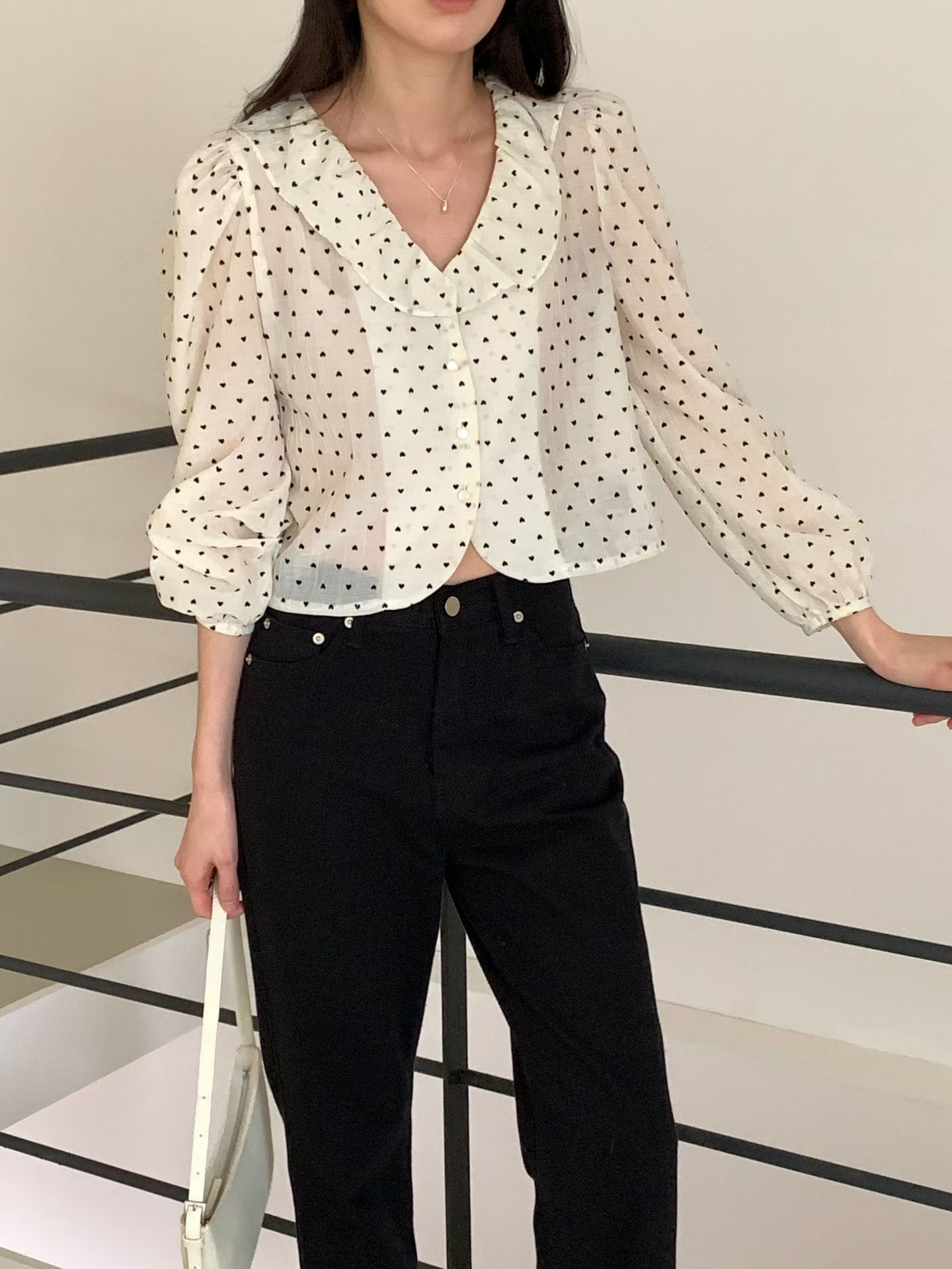 26B124 瑪黑區的邂逅 法式小荷葉領愛心點點短版襯衫 (自留款) 韓國布料