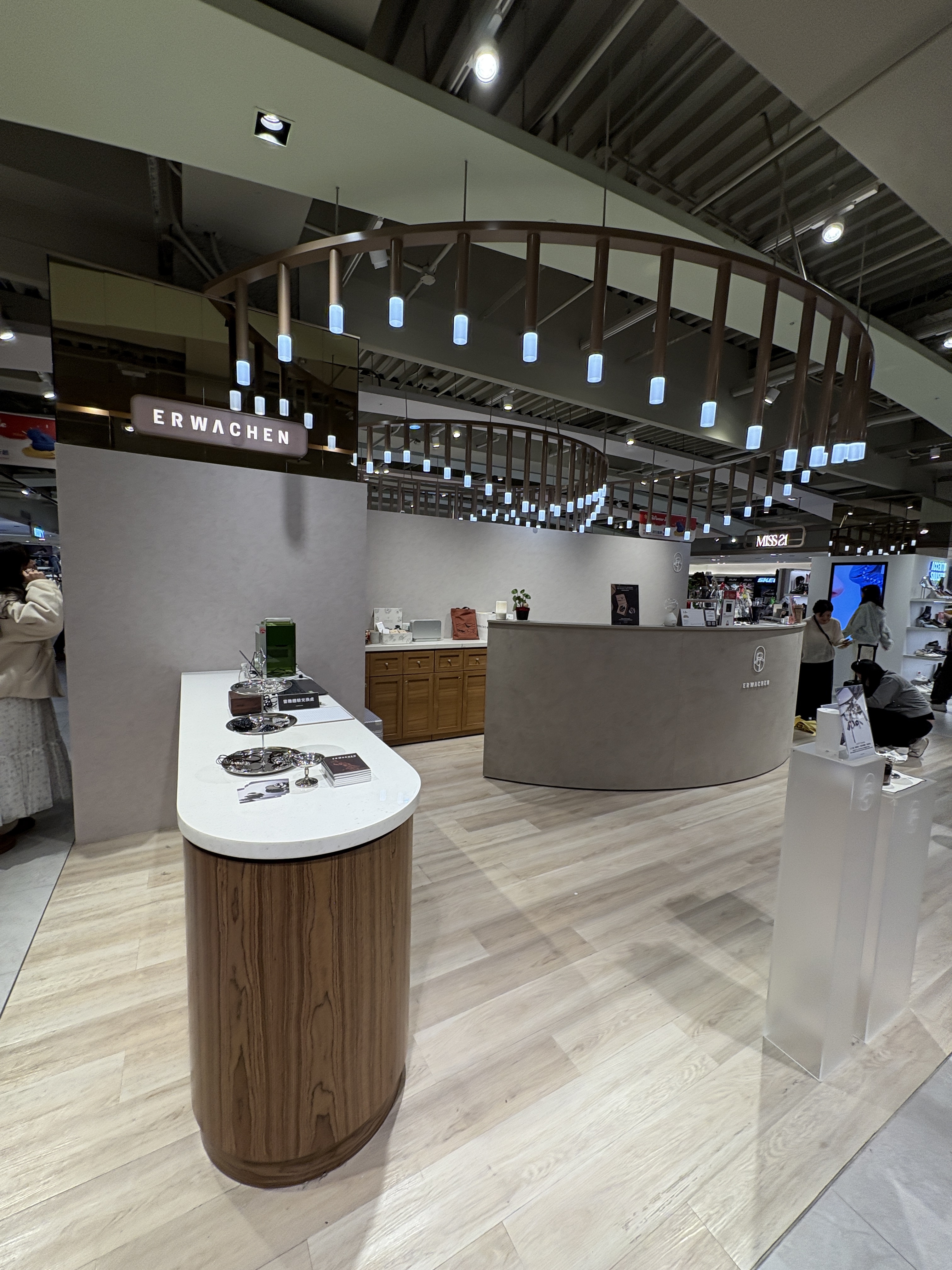 沛森顧問在百貨現場設置的高端客製化攤位