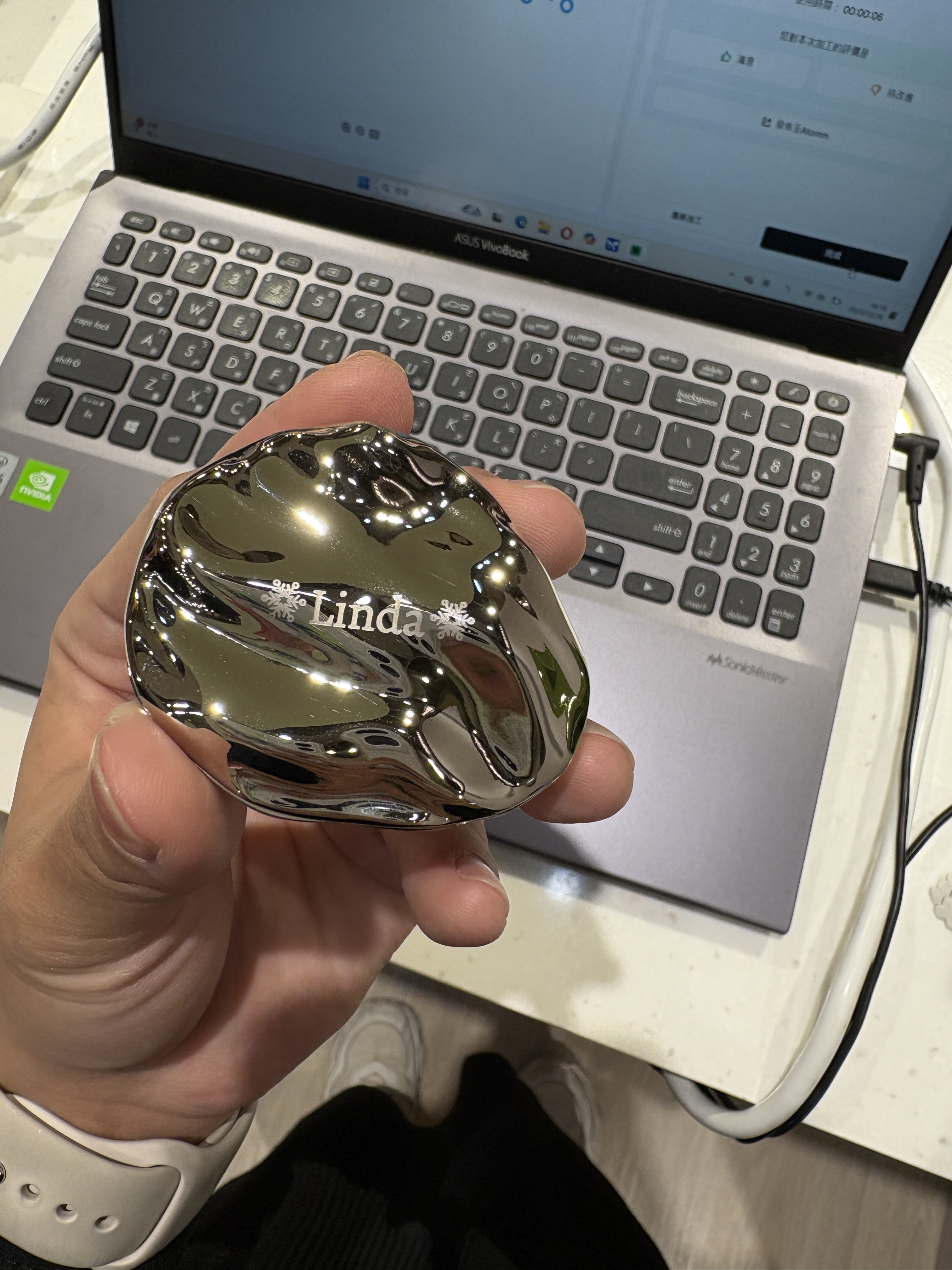 雷雕完成後的金屬香氛膏，字跡細膩且充滿質感