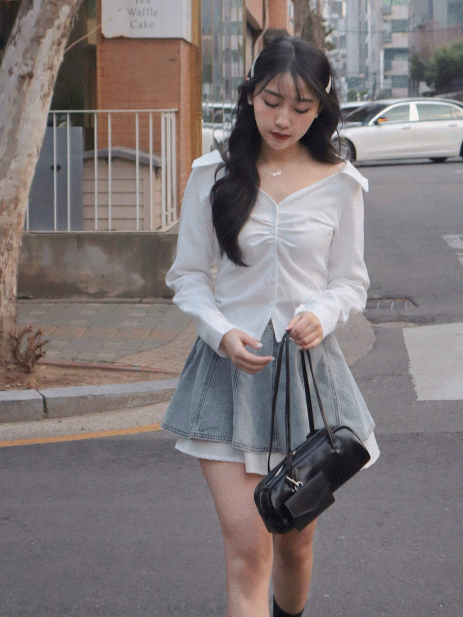 26B104 本期推薦! 逆天比例胸抓皺V領後綁帶襯衫