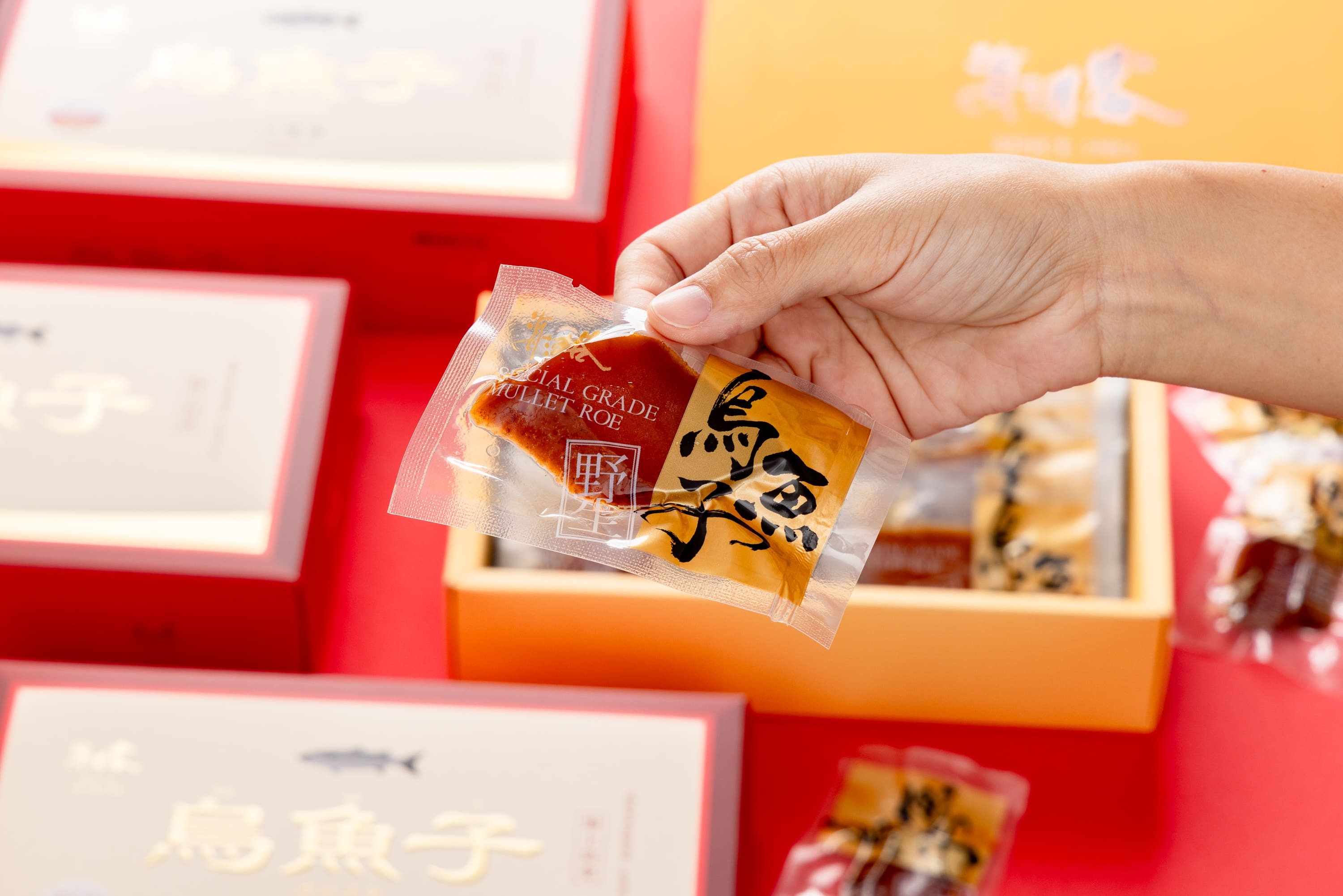 海濤客的招牌一口烏魚子，開封即時，方便美味又大器，是許多家庭節日送禮首選