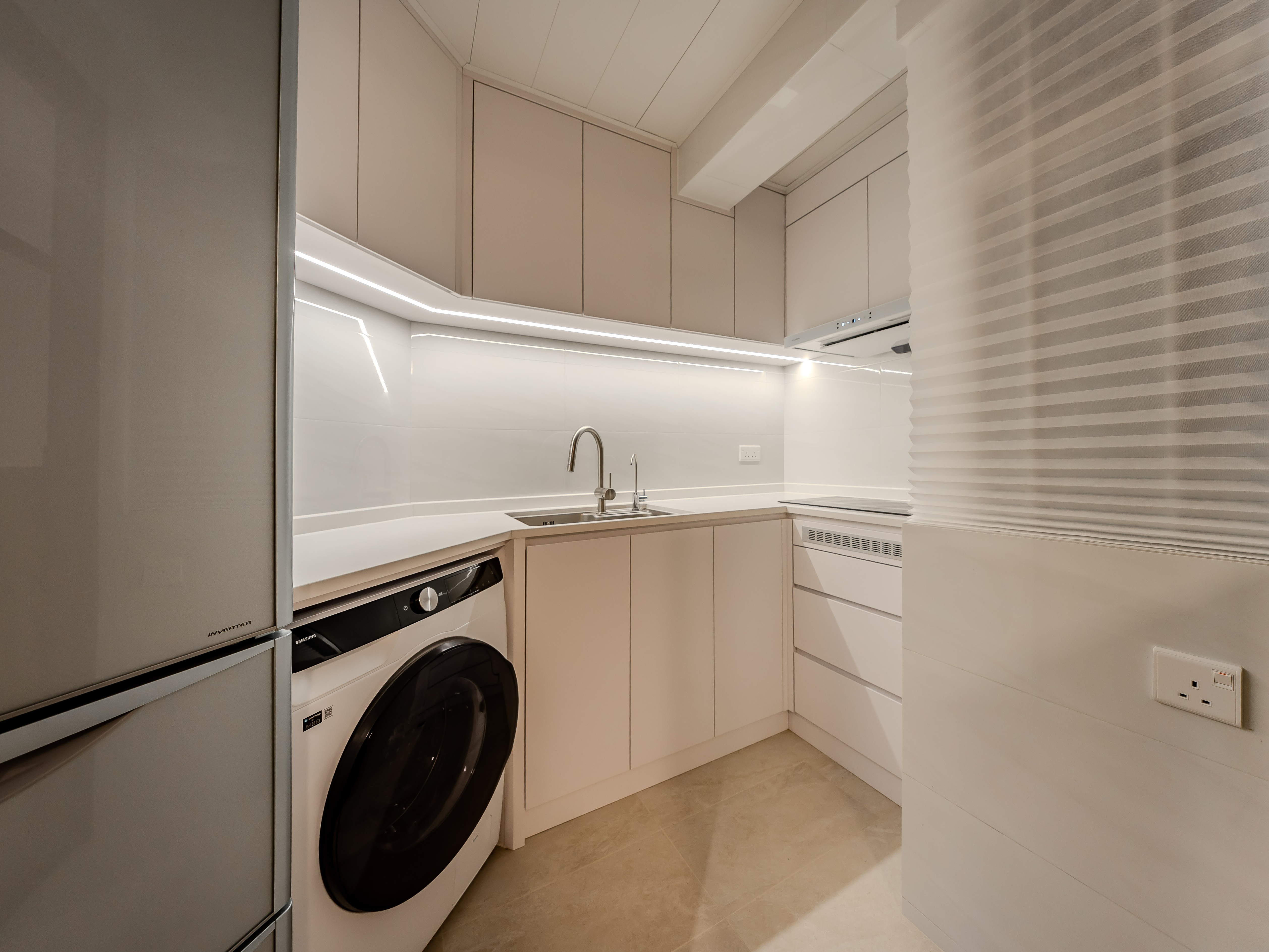 麗港城兩房廚房全屋裝修案例，Harmony 專業空間規劃，展示白色櫥櫃與嵌入式洗衣機。