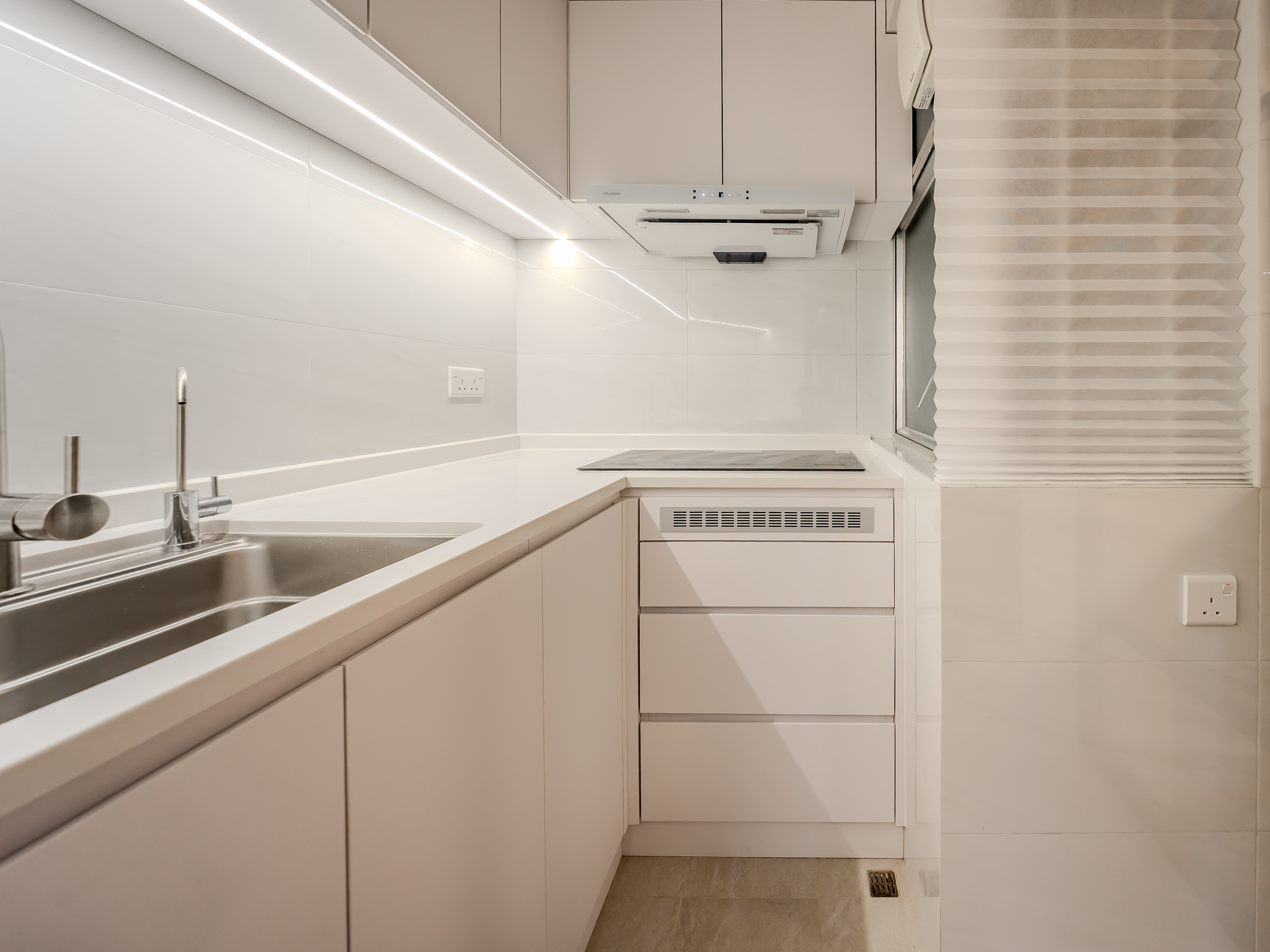 麗港城廚房翻新工程，無縫石英石枱面與不鏽鋼廚具安裝，Harmony 20年裝修經驗保證。