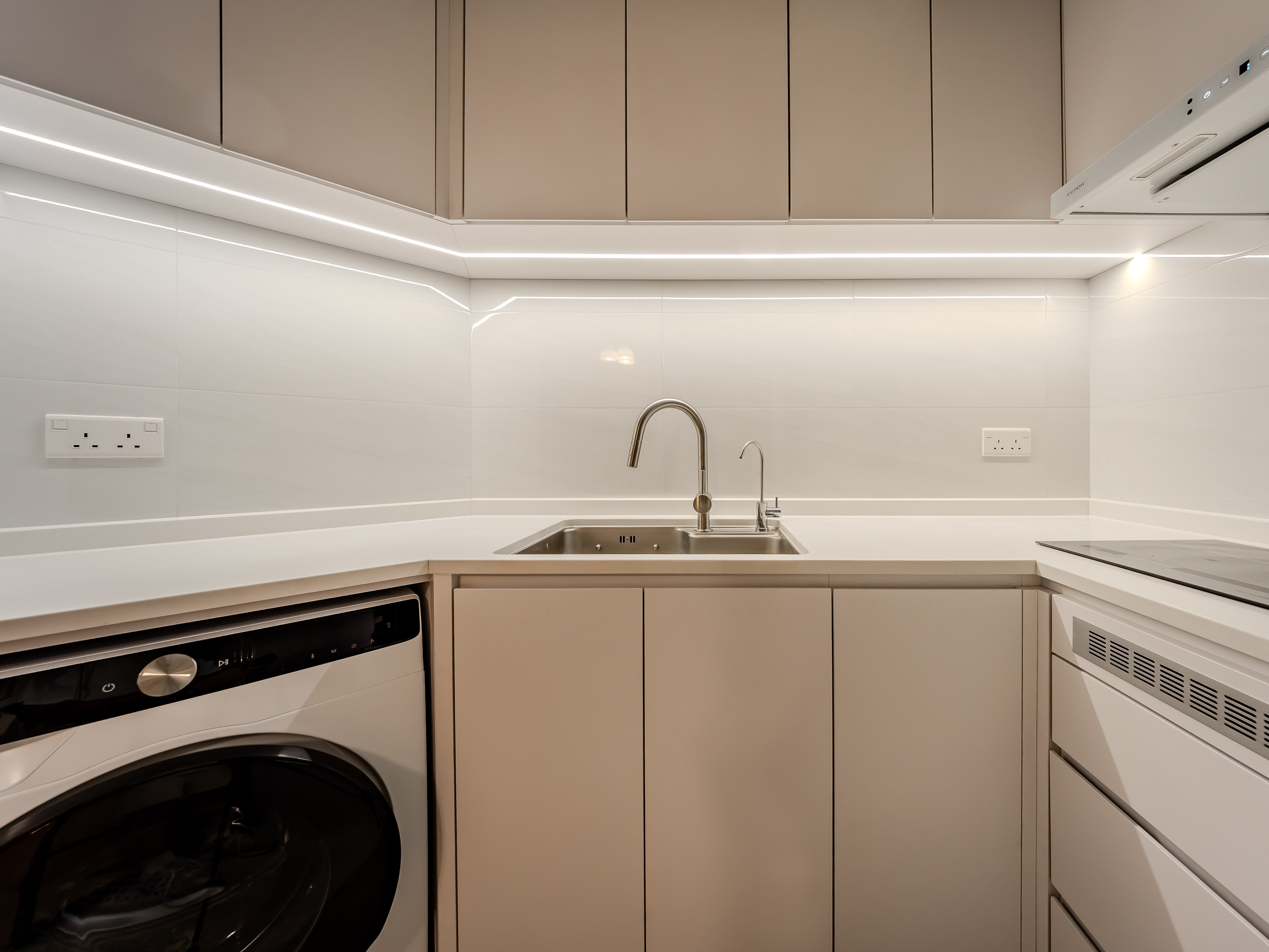 麗港城兩房單位廚房設計，一體化不鏽鋼洗滌盆及現代簡約櫥櫃規劃 - Harmony 空間設計。