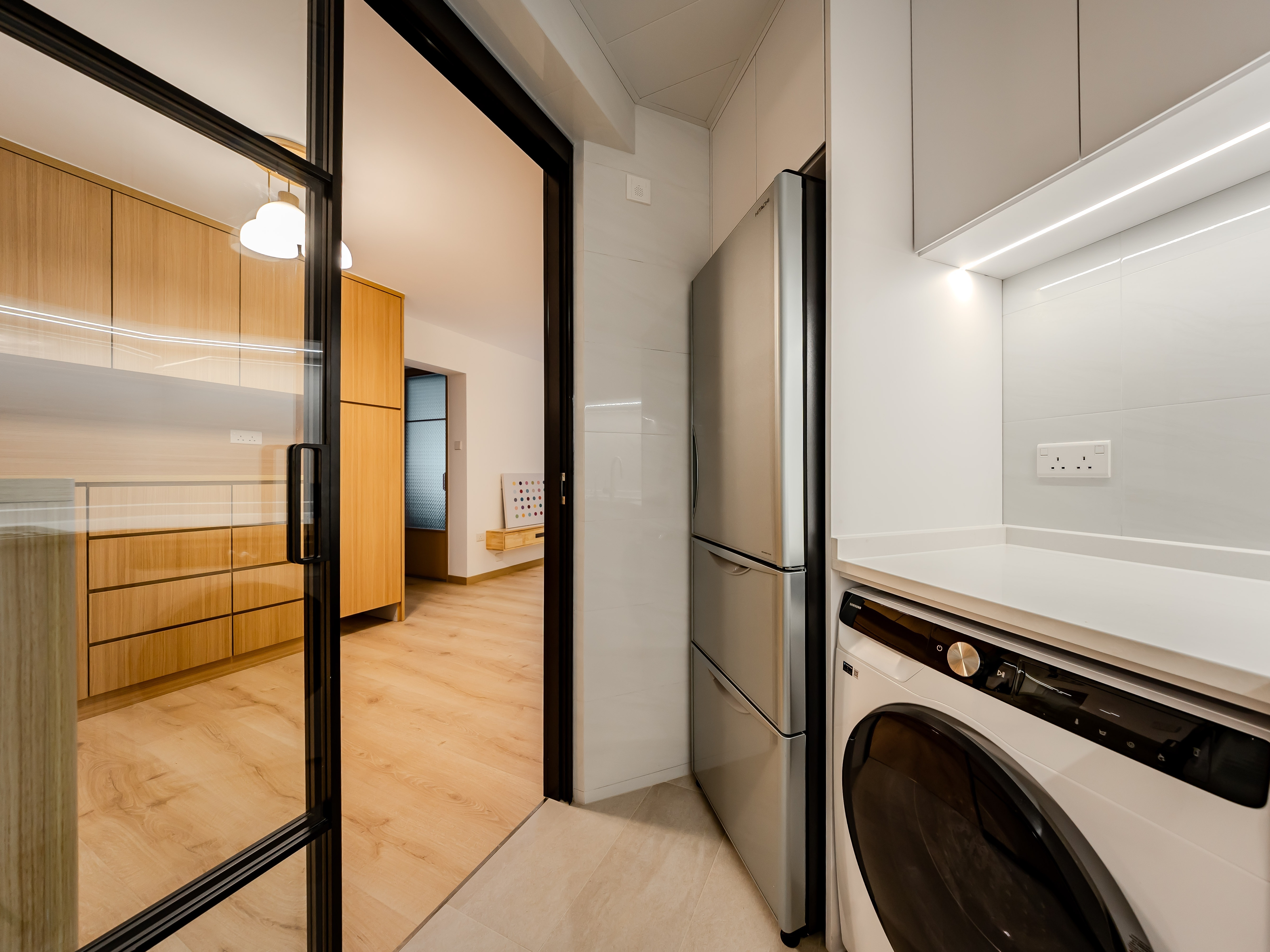 麗港城全屋裝修案例：由廚房望向客廳的流線規劃，展示 Harmony 卓越的空間利用與燈光設計。