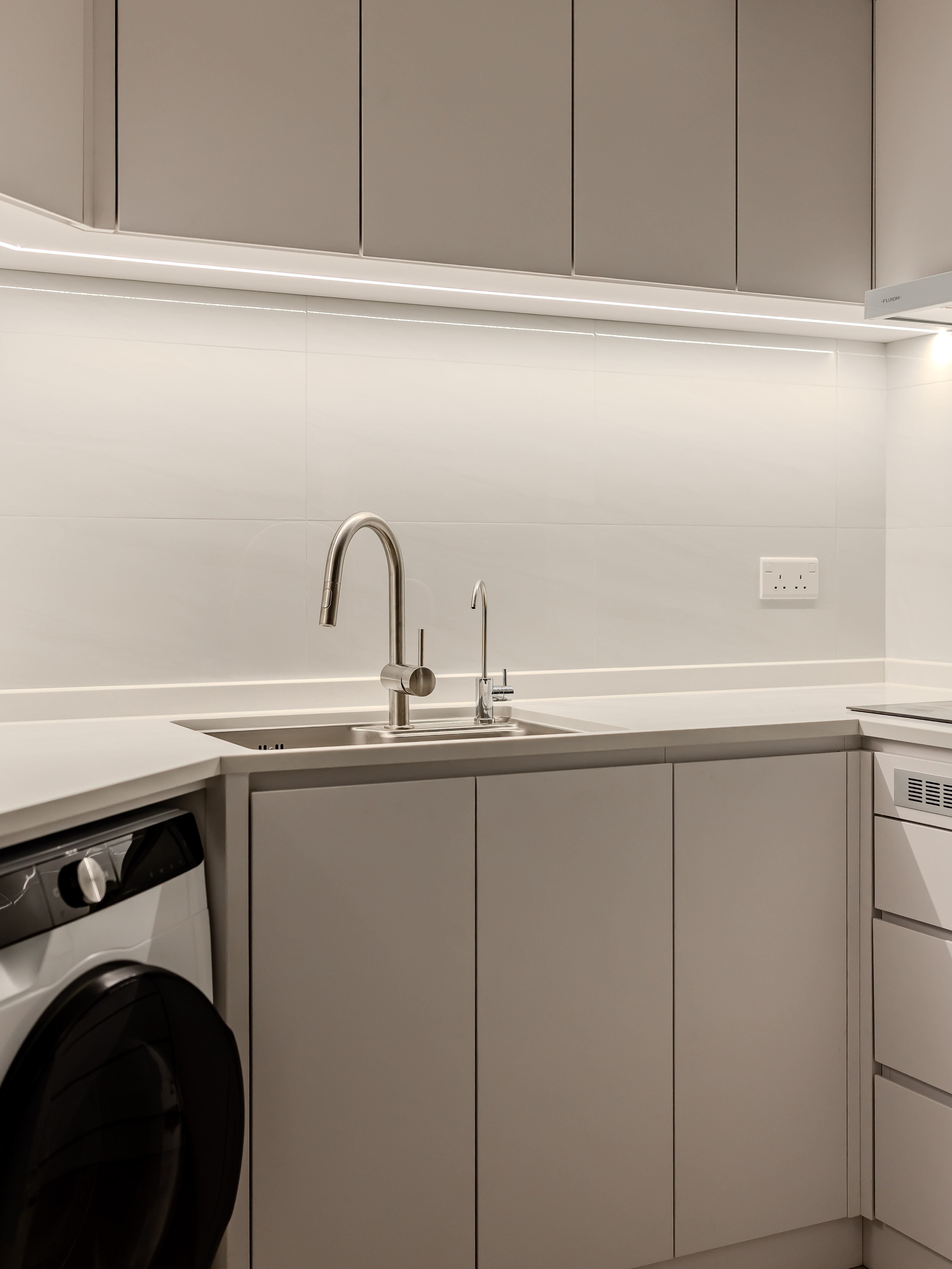 麗港城廚房細節：專業安裝伸縮水龍頭與濾水器，Harmony 註冊電業承辦商監管工程。