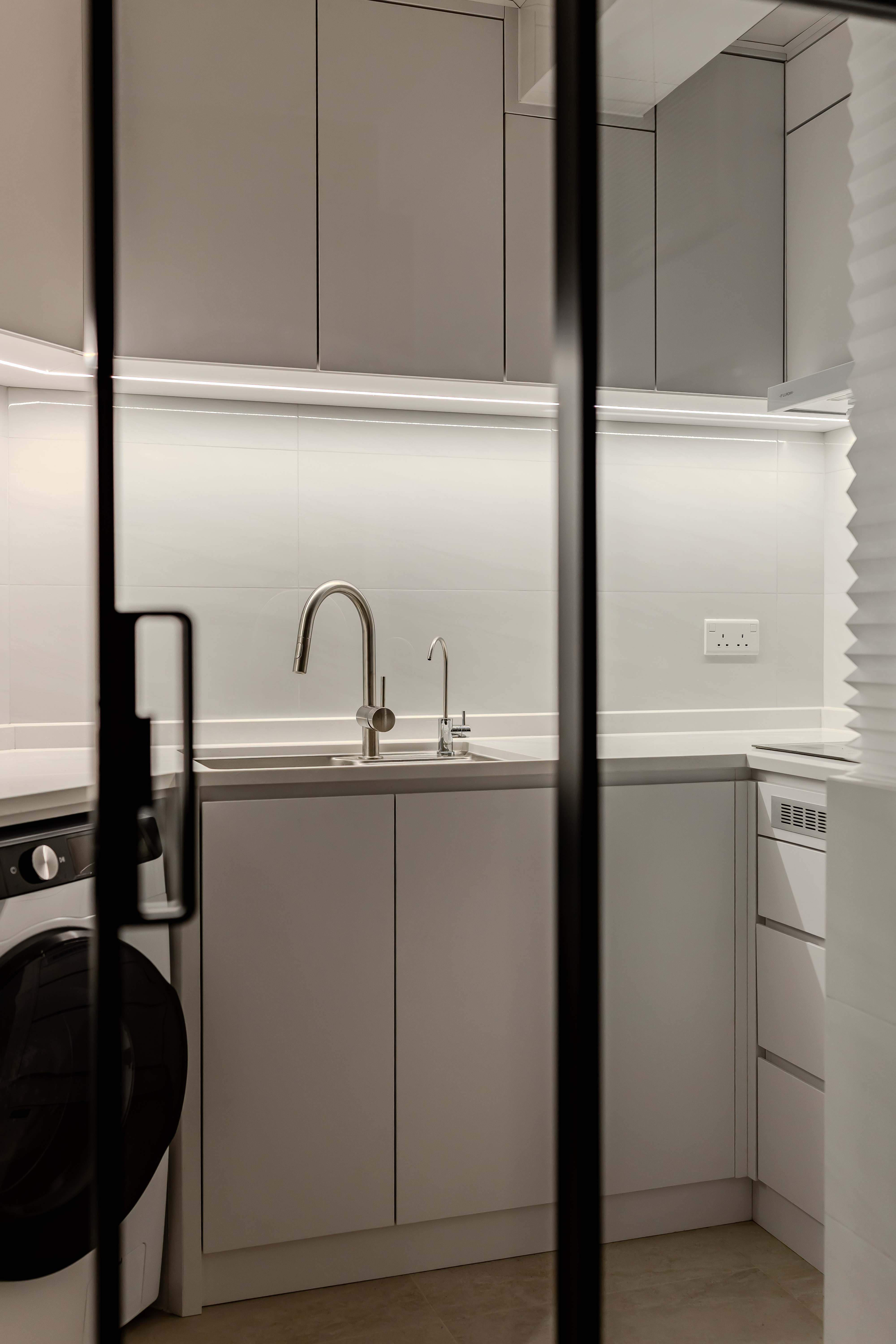 麗港城現代風格廚房，黑框玻璃趟門設計增加空間感，Harmony 專業室內設計與施工。