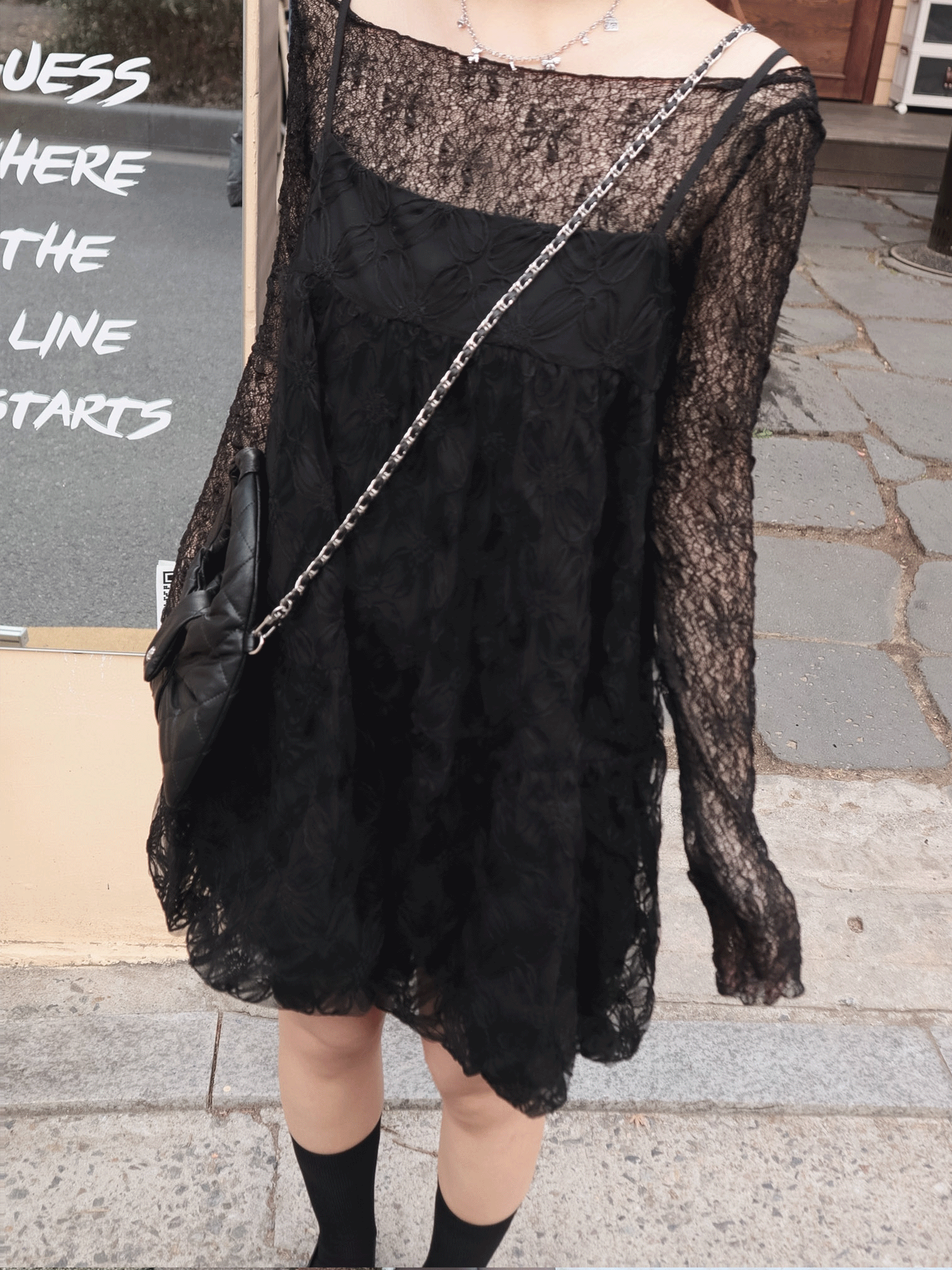 26B111 本期推薦! 可遠觀也可近看的美麗透膚花花彈性一字領蕾絲上衣