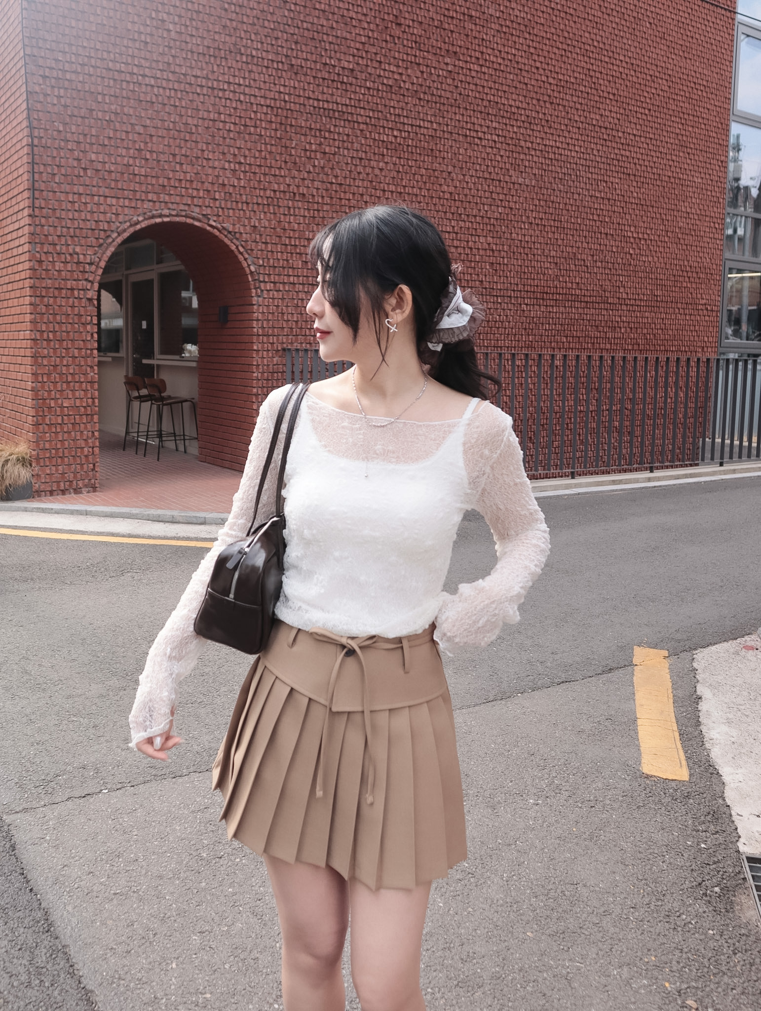 26B111 本期推薦! 可遠觀也可近看的美麗透膚花花彈性一字領蕾絲上衣