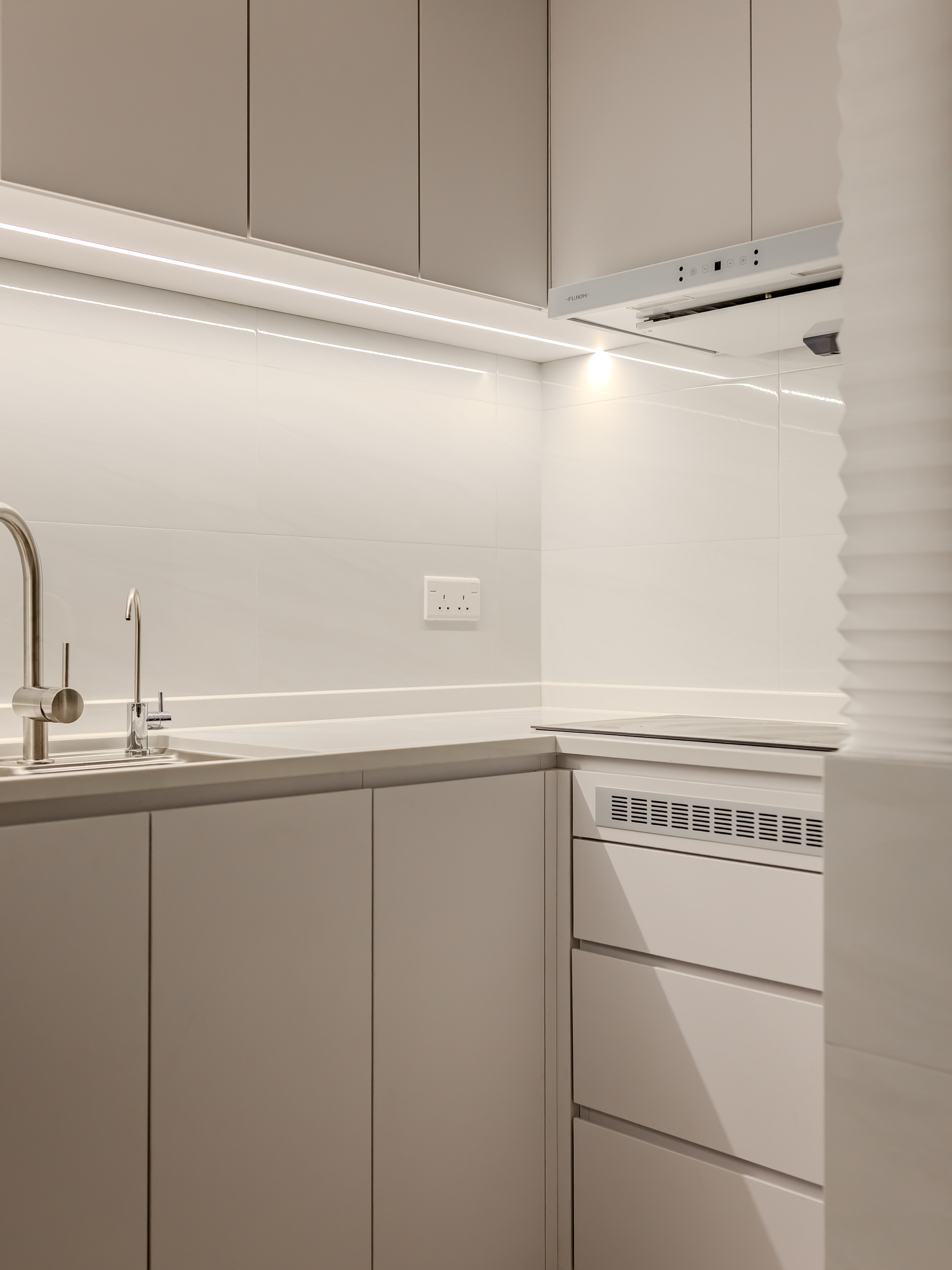 麗港城廚房轉角位規劃，充分利用空間的訂造廚櫃設計，由 Harmony 專業團隊打造